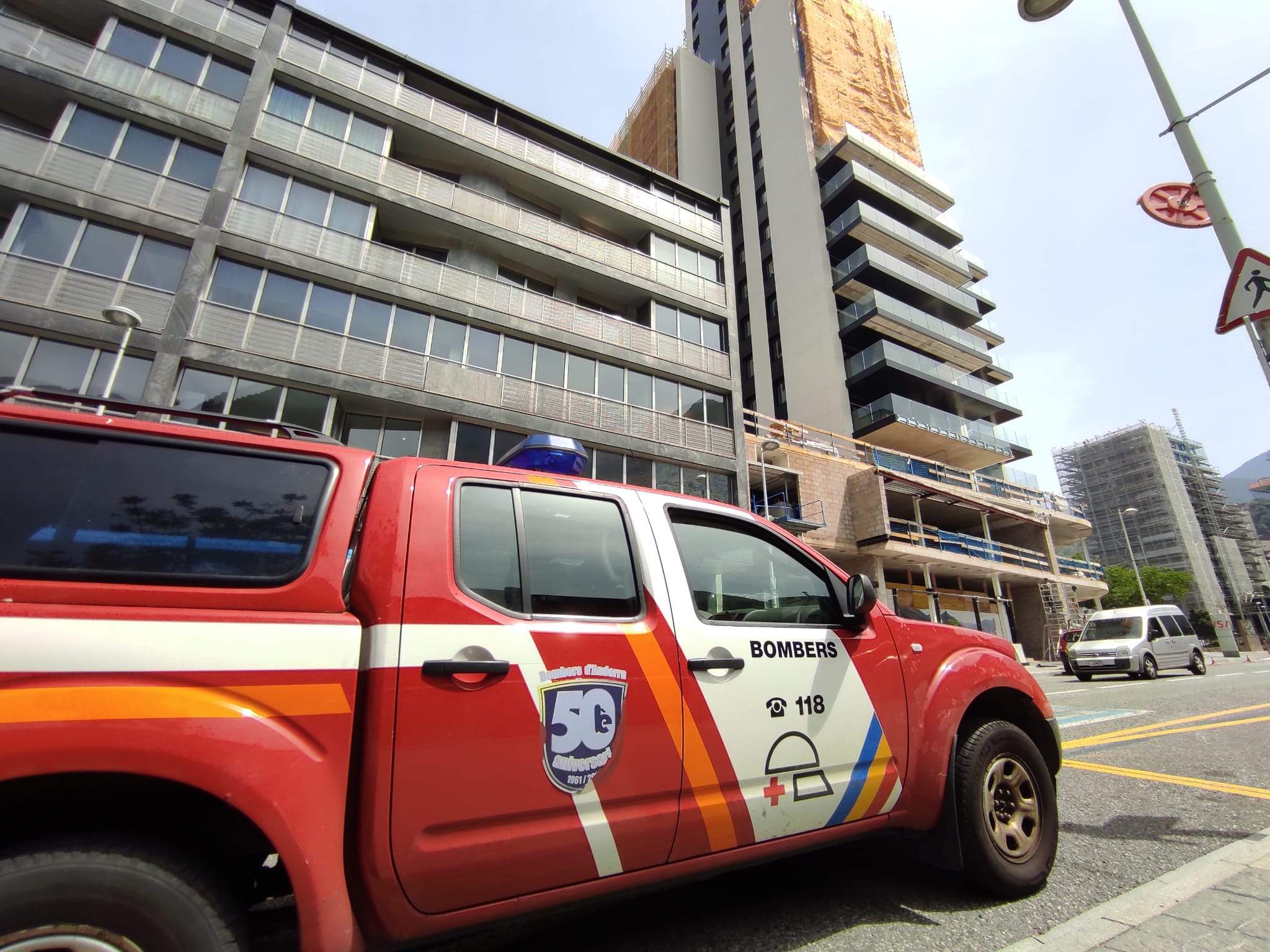 Un vehicle dels bombers a la zona on està previst el simulacre.