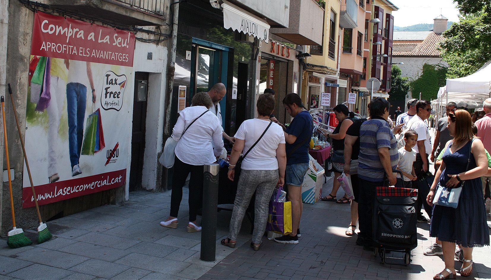 Un rètol que convida a aprofitar el 'tax free' en ple nucli històric i comercial de la Seu, aquest dissabte, dia de mercat.