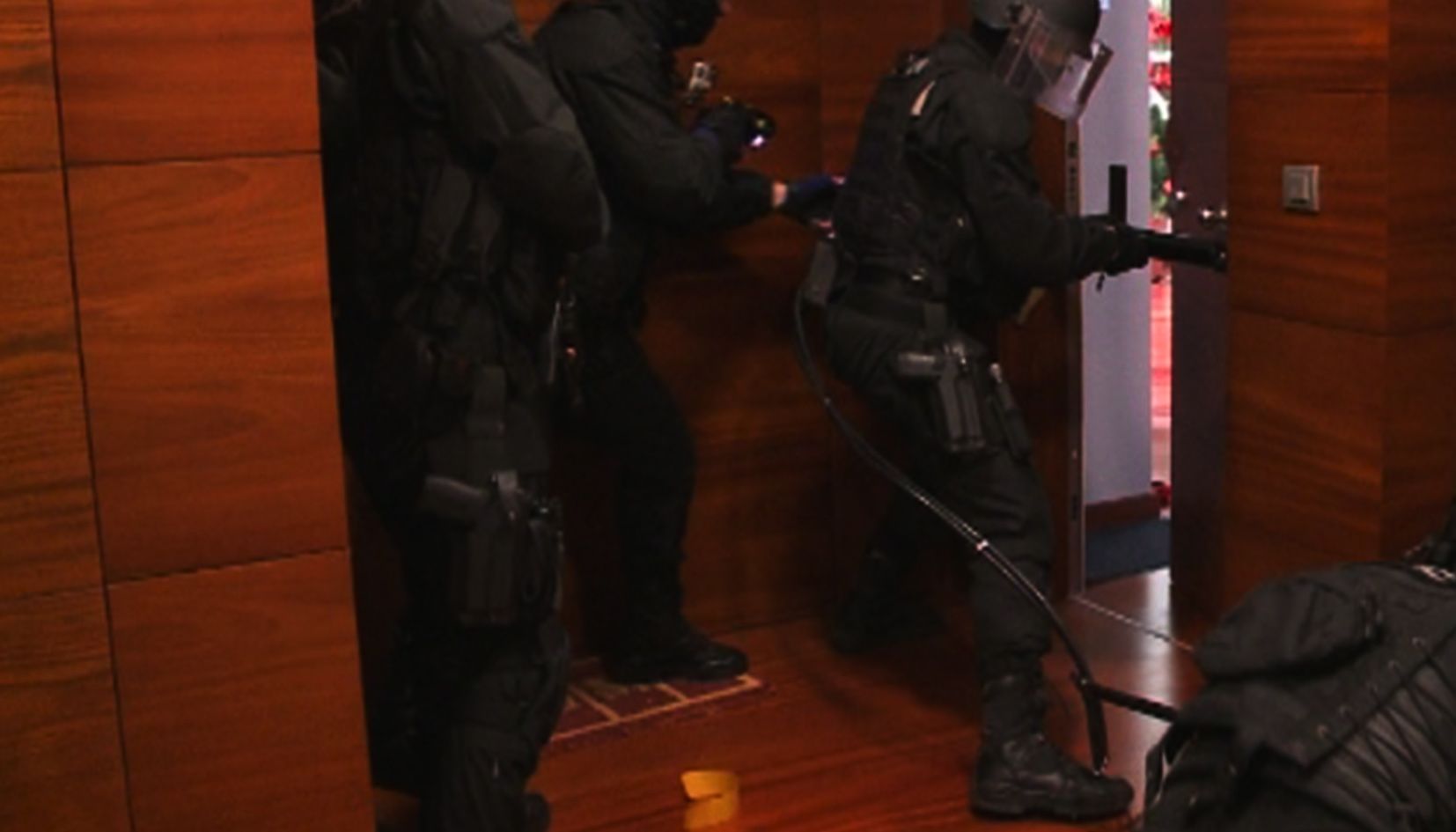 Agents del GIPA durant una intervenció, equipats amb armilles i altre material específic.