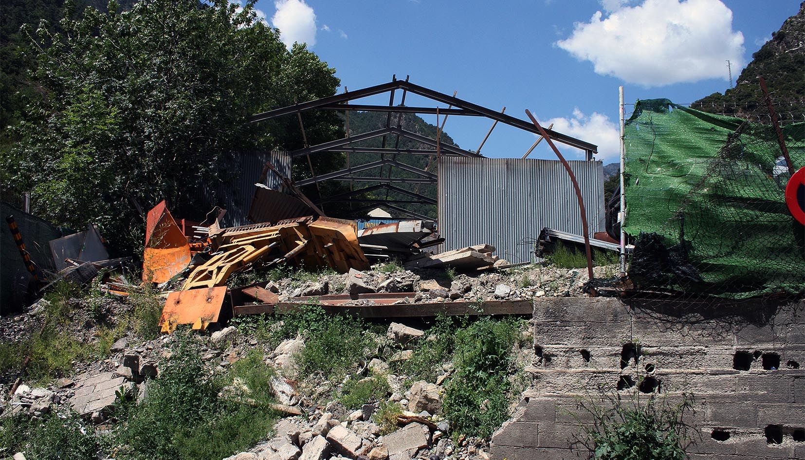 Imatge de la nau en què s'està actuant, just a tocar de la carretera general CG6. Imatge de la nau en què s'està actuant, just a tocar de la carretera general CG6.