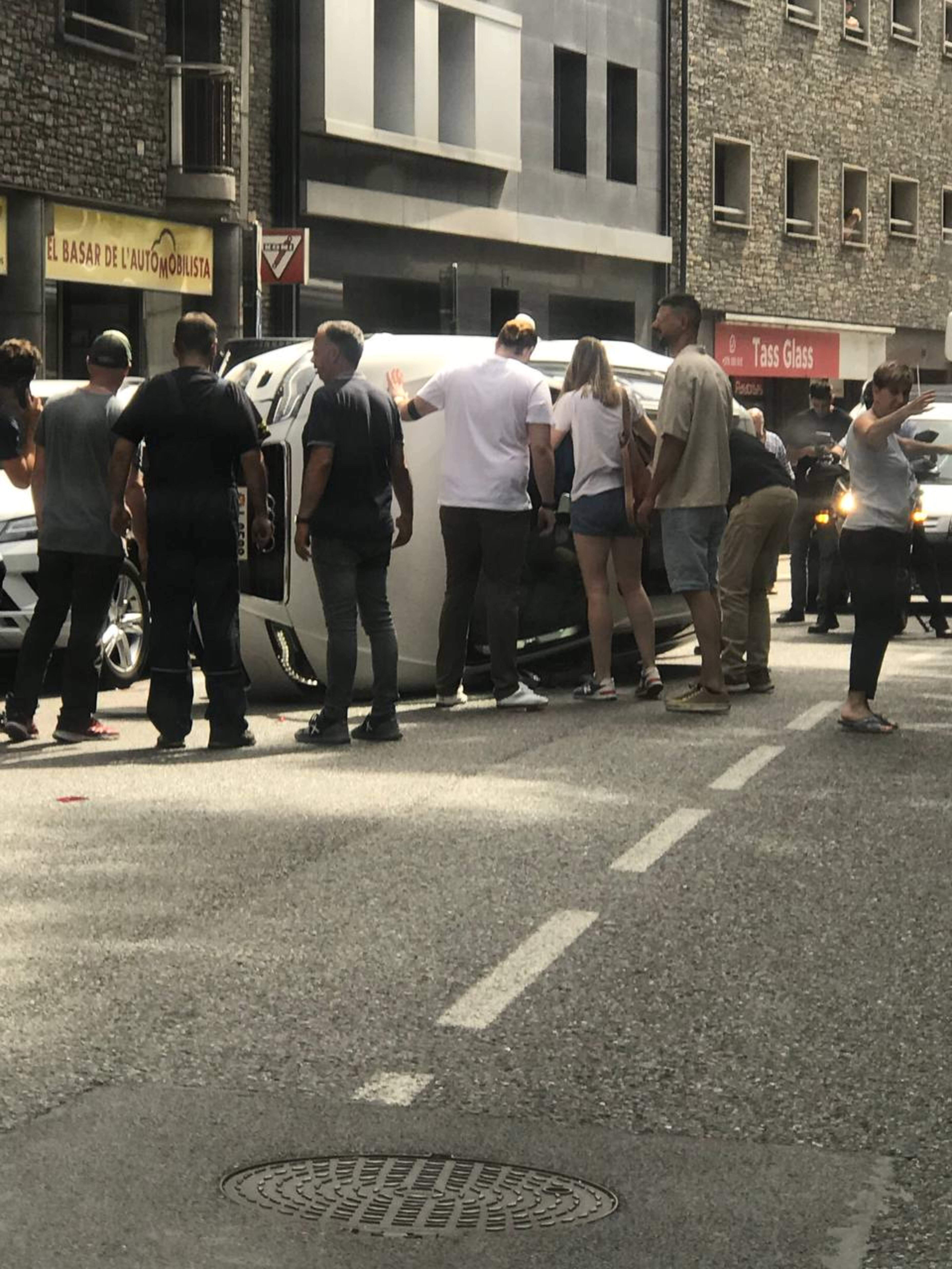 El vehicle bolcat. La portaveu del Sindicat, Rebeca Bonache.