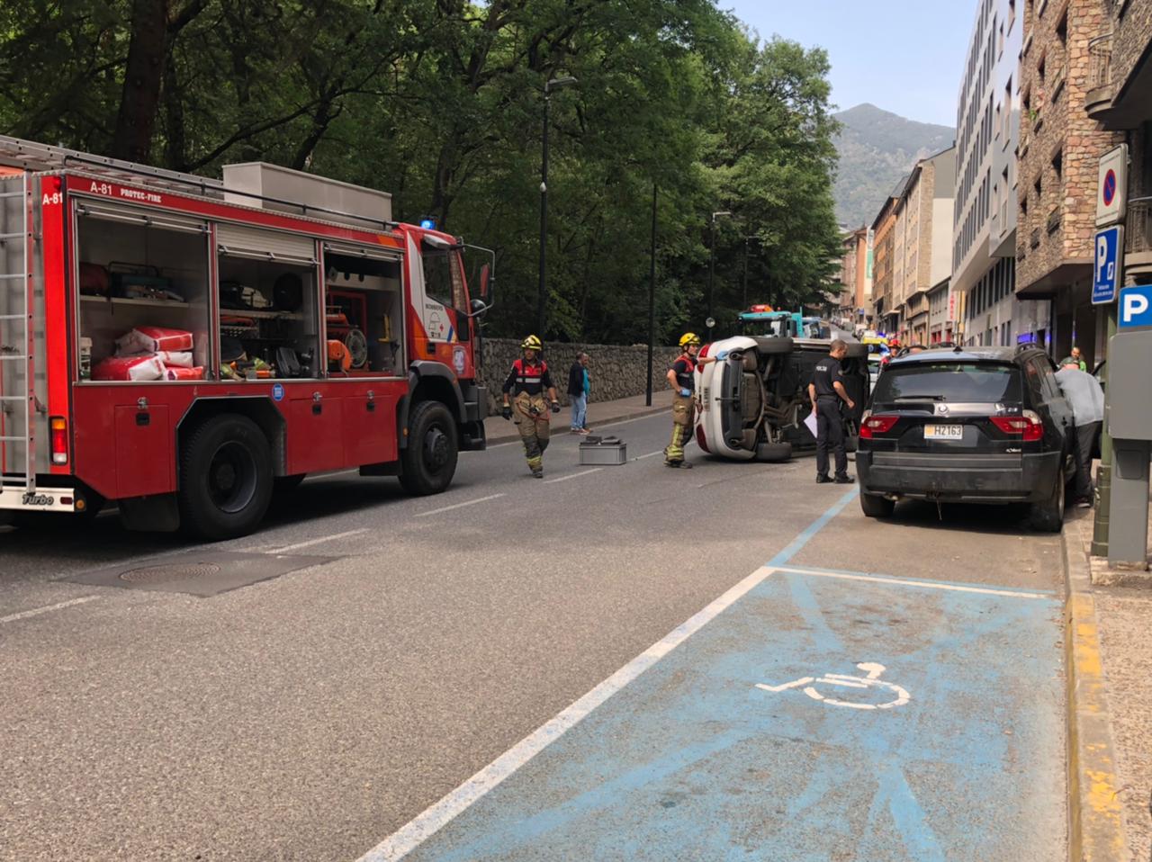 Els bombers treballant ja sobre lloc. Els bombers treballant ja sobre lloc.