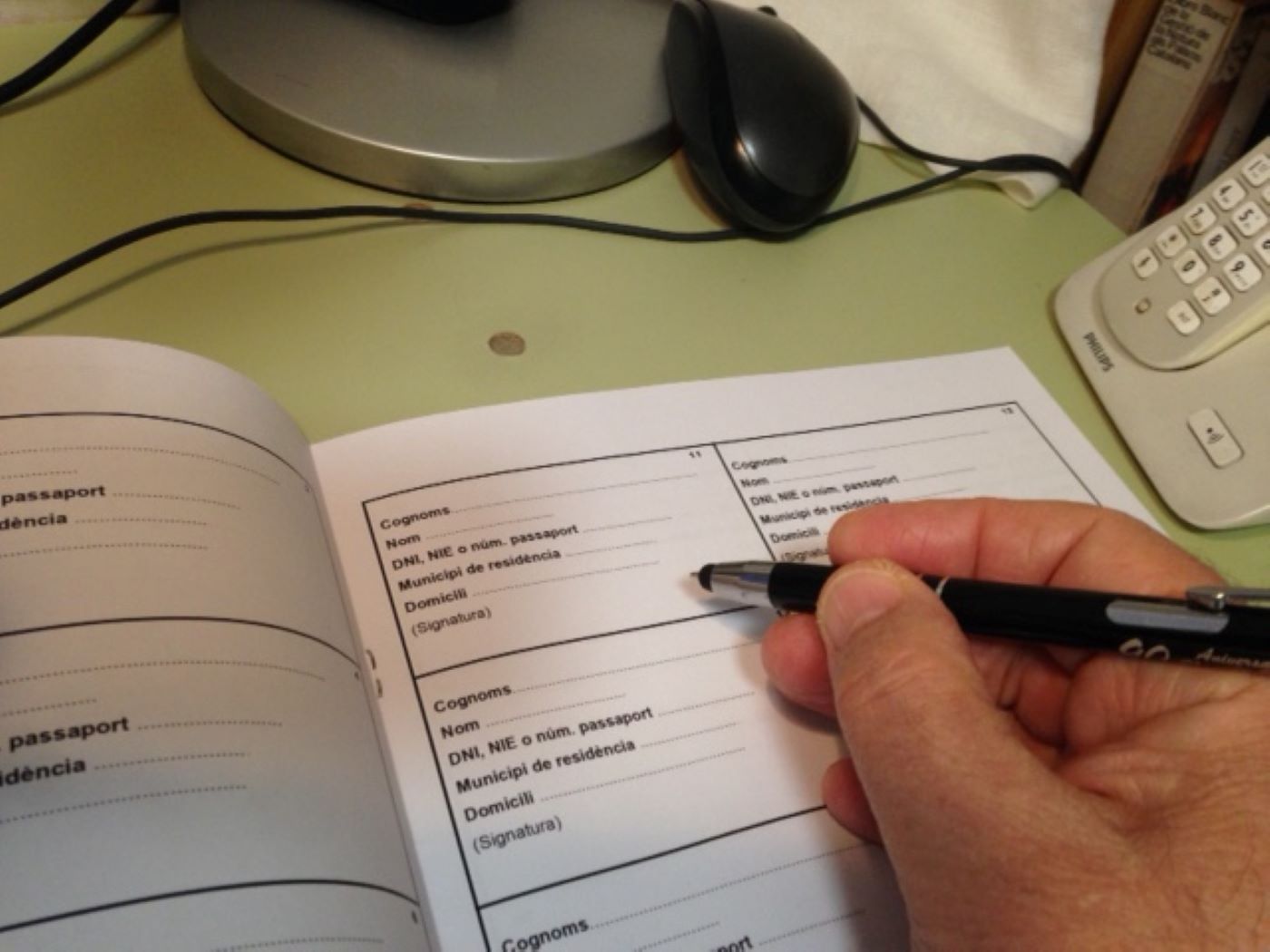 Fulles per recollir signatures d'una ILP a Catalunya.