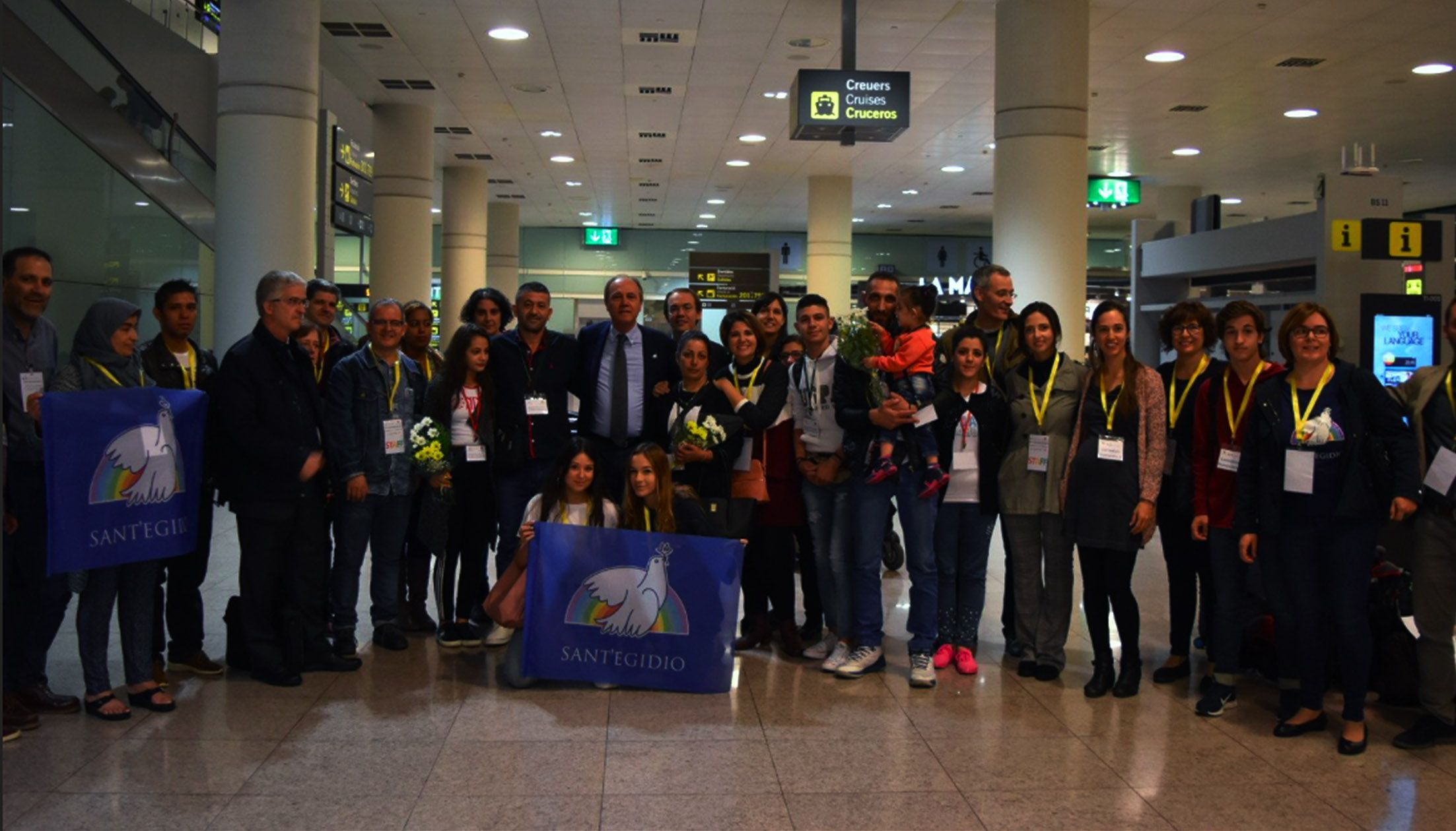 Refugiats sirians i voluntaris a l'aeroport de Barcelona.