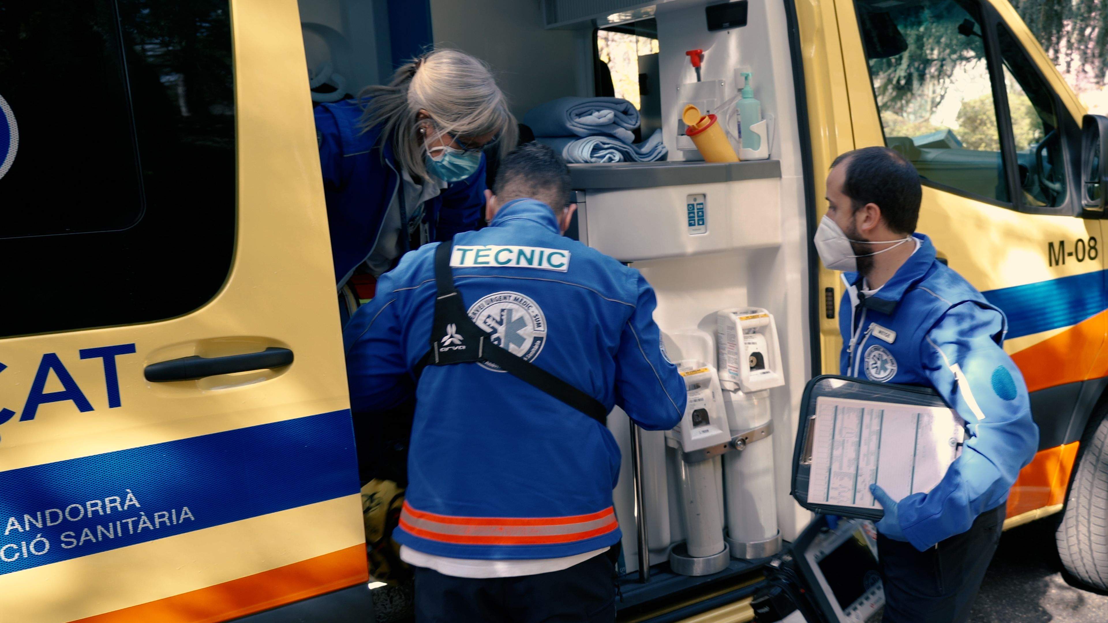 Un equip de professionals sanitaris d'emergències. 