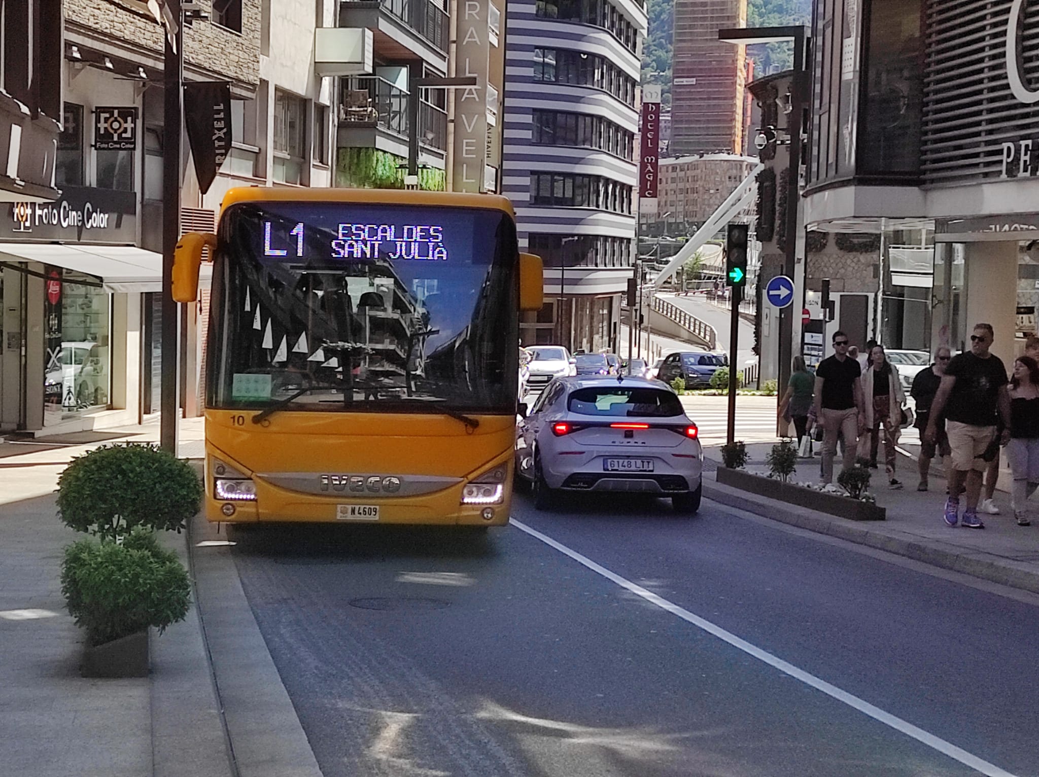 Un bus de línia nacional per l'avinguda Meritxell.