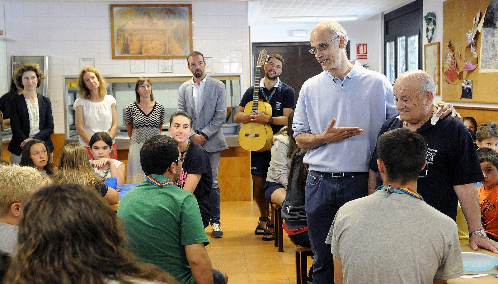 El cap de Govern, Toni Martí, elogia les virtuts de mossèn Ramon en presència d'alguns dels estadants d'AINA, en la tradicional visita governamental a la casa de colònies de Canillo. El cap de Govern, Toni Martí, elogia les virtuts de mossèn Ramon en presència d'alguns dels estadants d'AINA, en la tradicional visita governamental a la casa de colònies de Canillo.