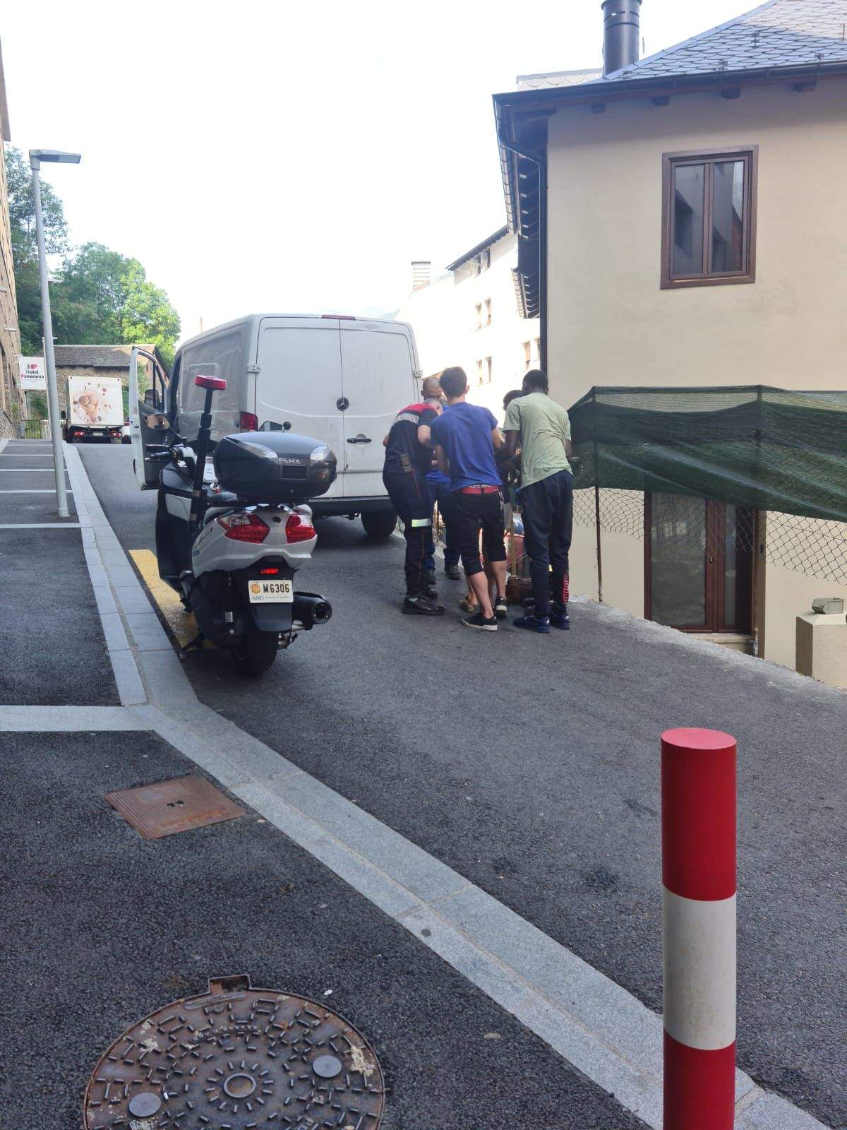 Altres vianants atenent la dona ferida.