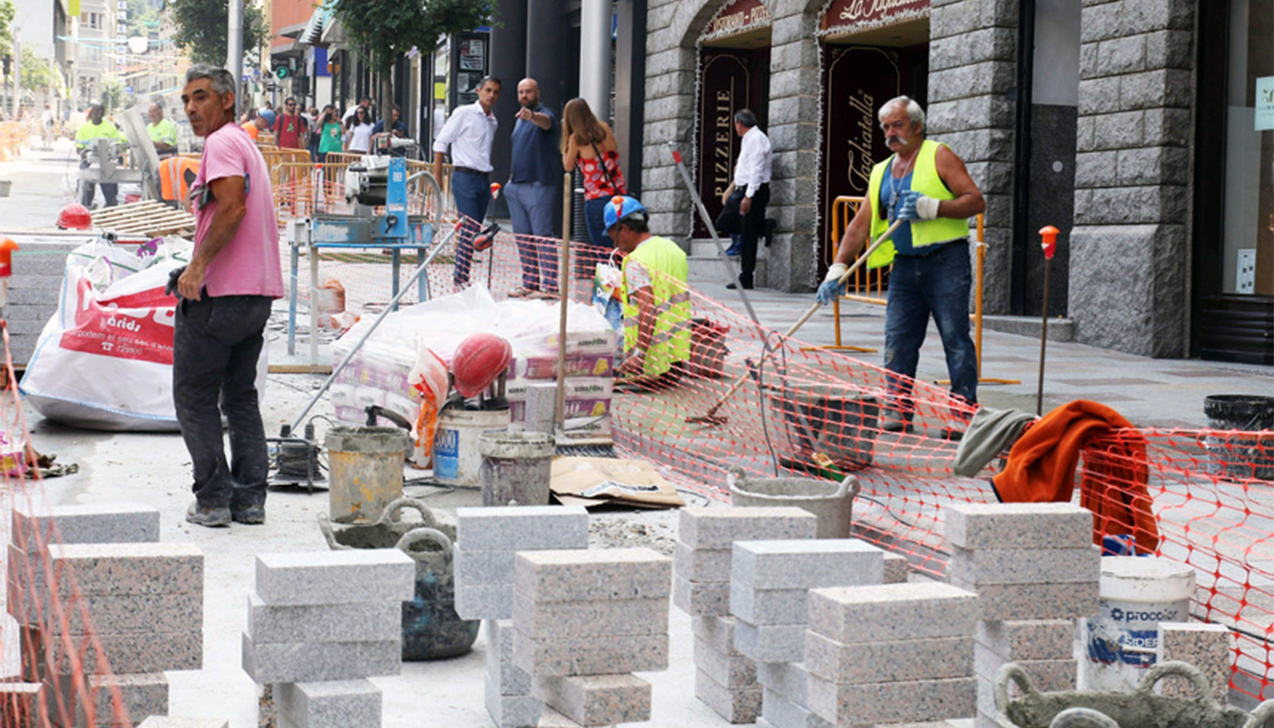 Operaris treballant en les obres de Carlemany, amb el cònsol, Marc Calvet, i el conseller Josep Tudel al fons.