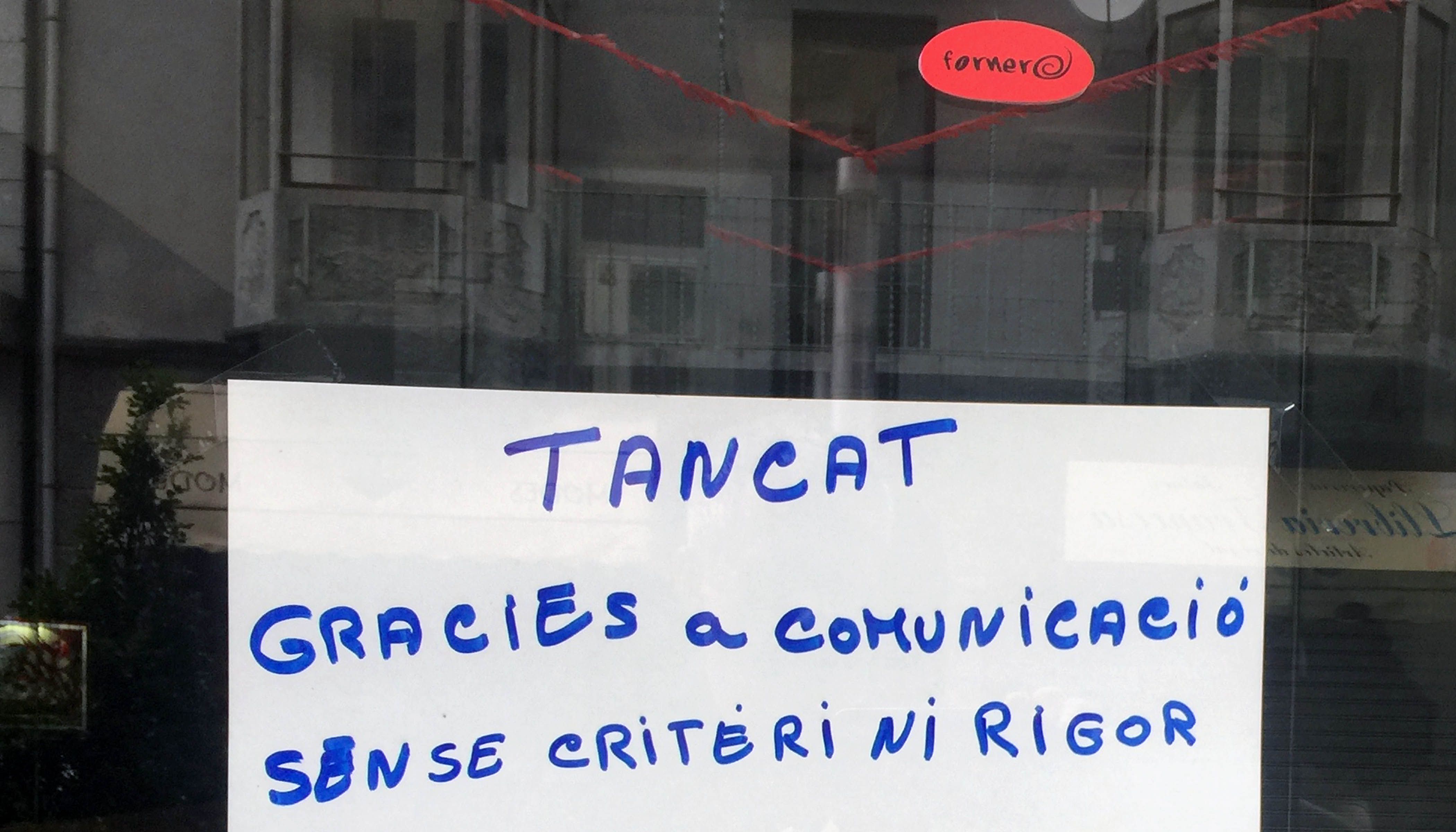 Un cartell a la porta de l'establiment d'Escaldes anuncia el seu tancament culpant a les informacions aparegudes.