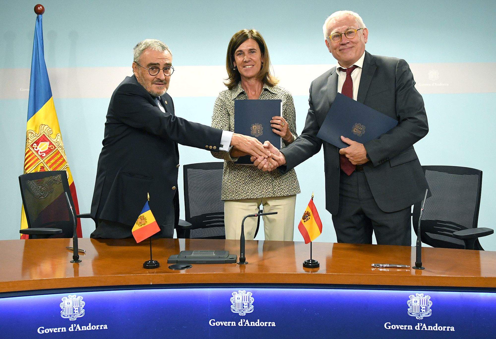 Moment de la signatura del conveni entre Educació i el Instituto Cervantes.