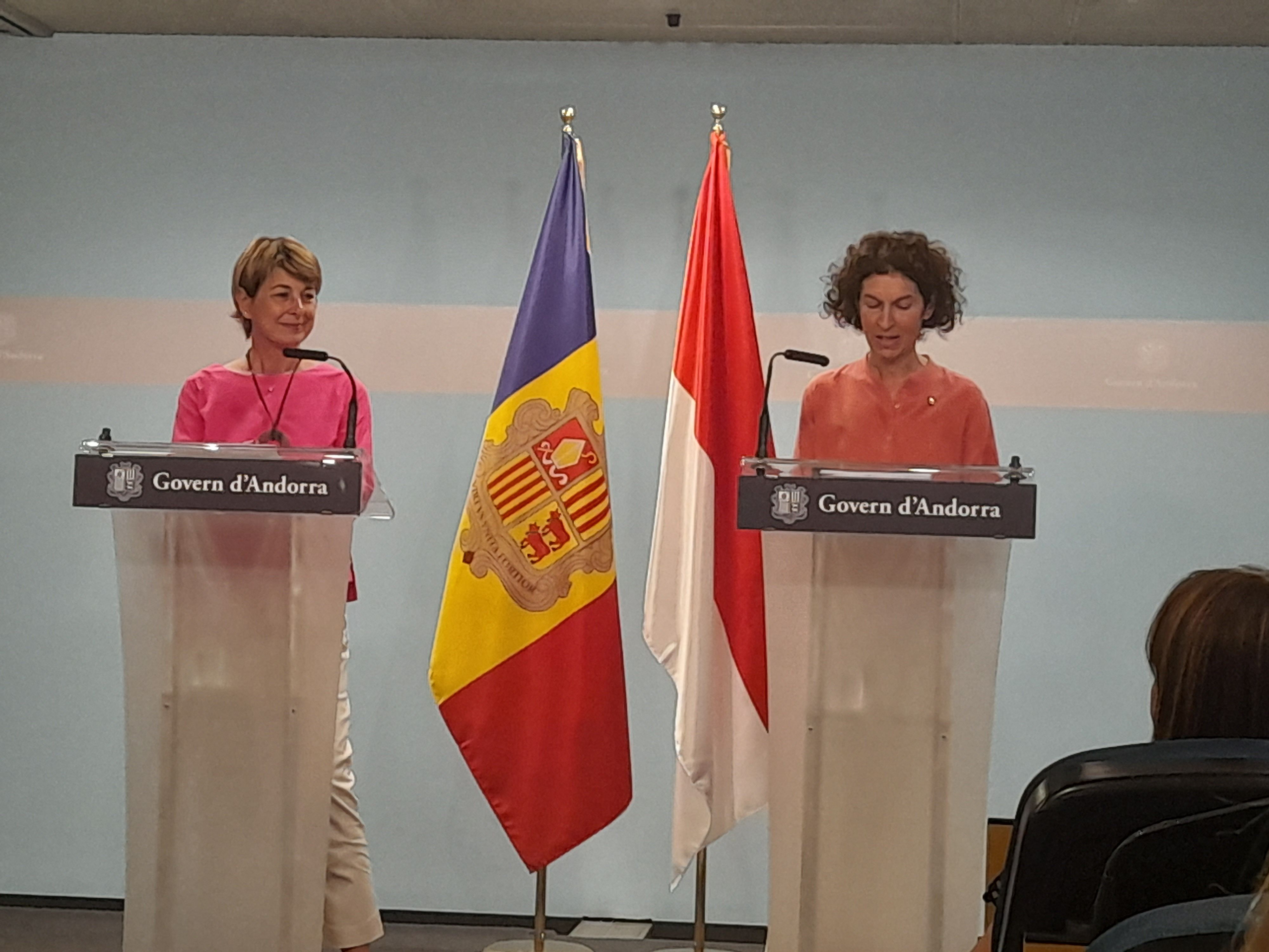 Ubach i Berro-Amadeï en la compareixença davant dels mitjans de comunicació.