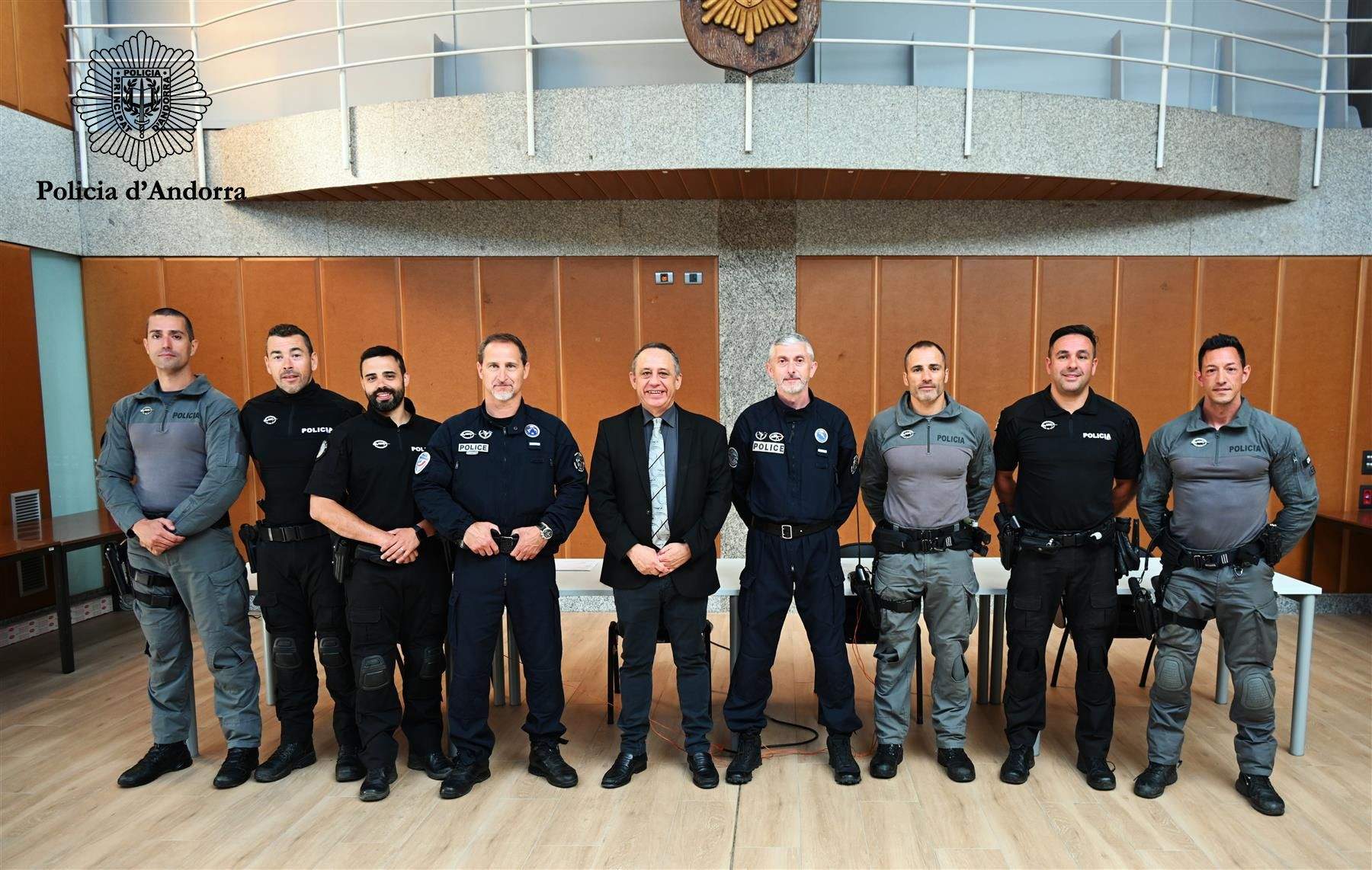 Els agents que han rebut els diplomes de tirador d'alta precisió.