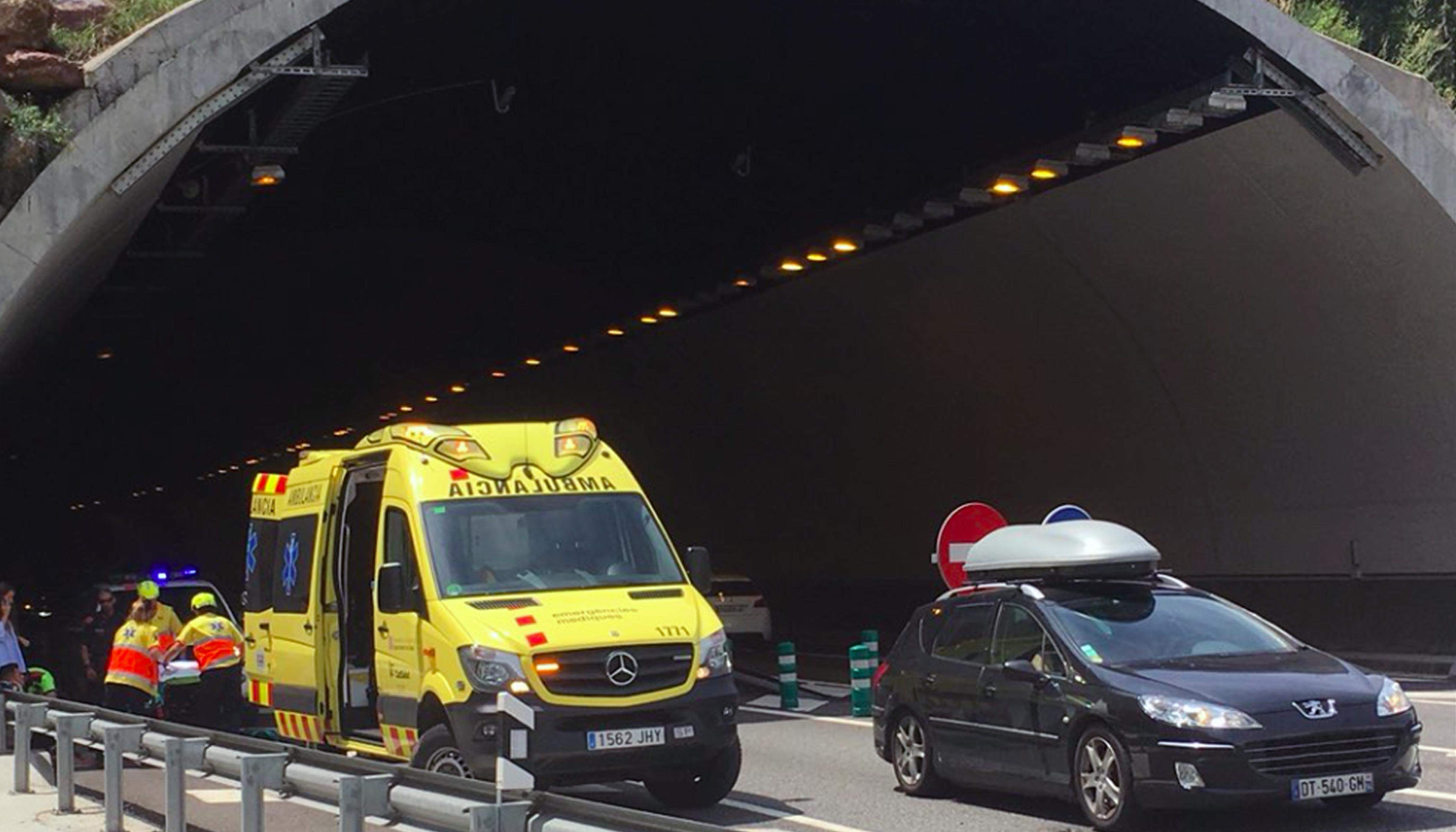 Equips sanitaris intervenint en l'assistència als afectats per l'accident, a la sortida del túnel.