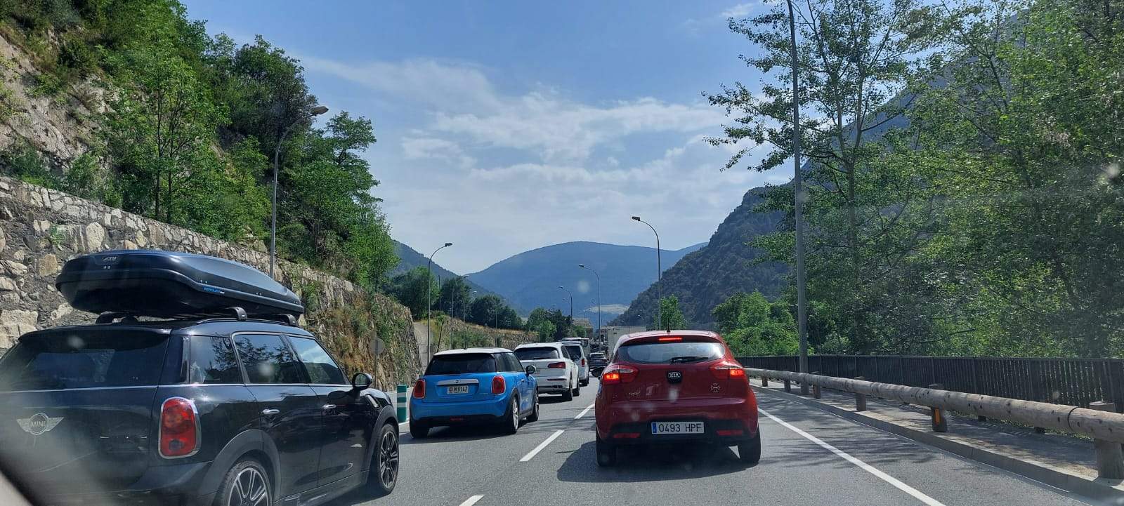 Cotxes fent cua a la general 1.