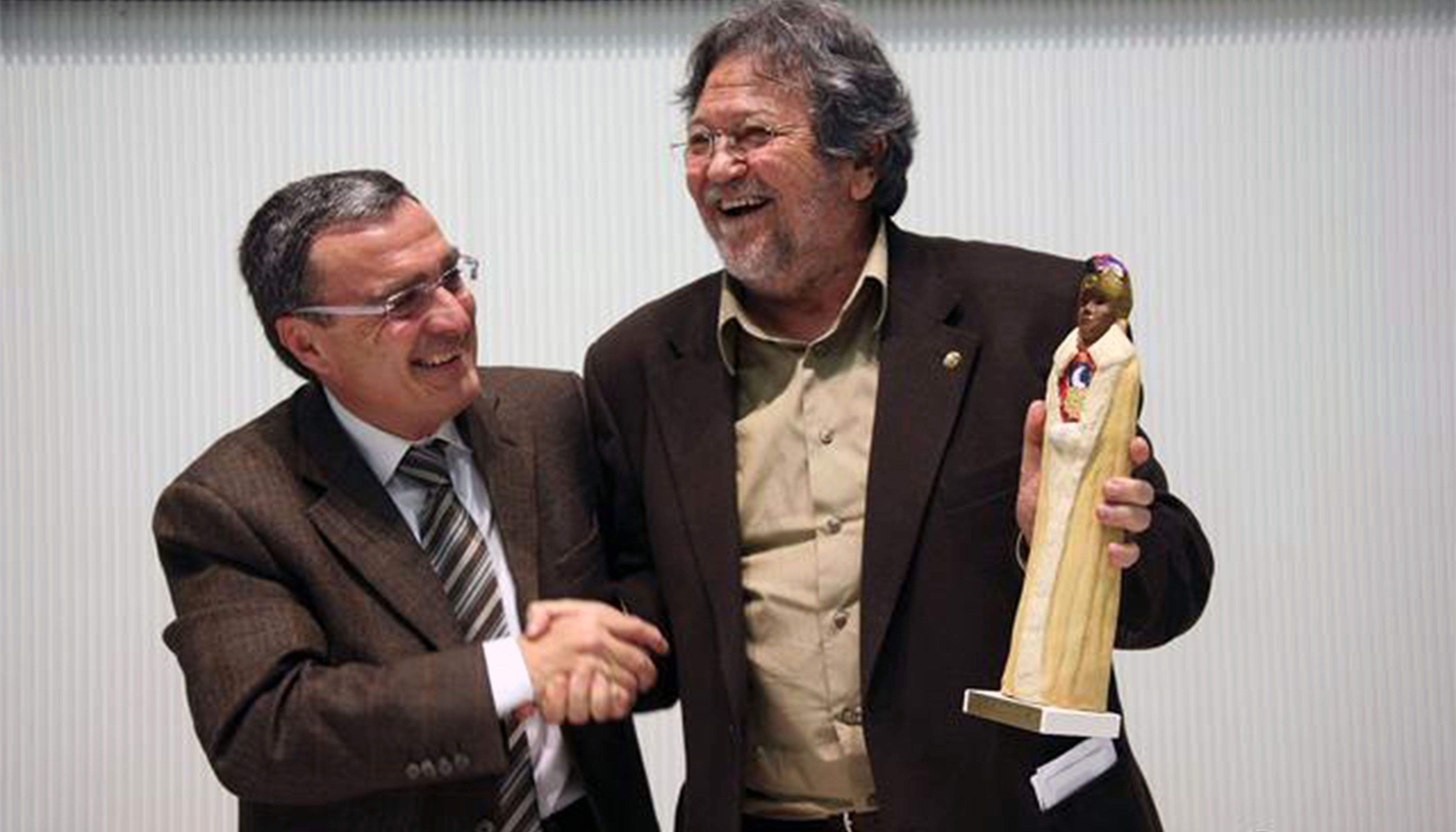 Josep Anton Rosell (dreta) rep un reconeixement de l'alcalde de Lleida, Àngel Ros.