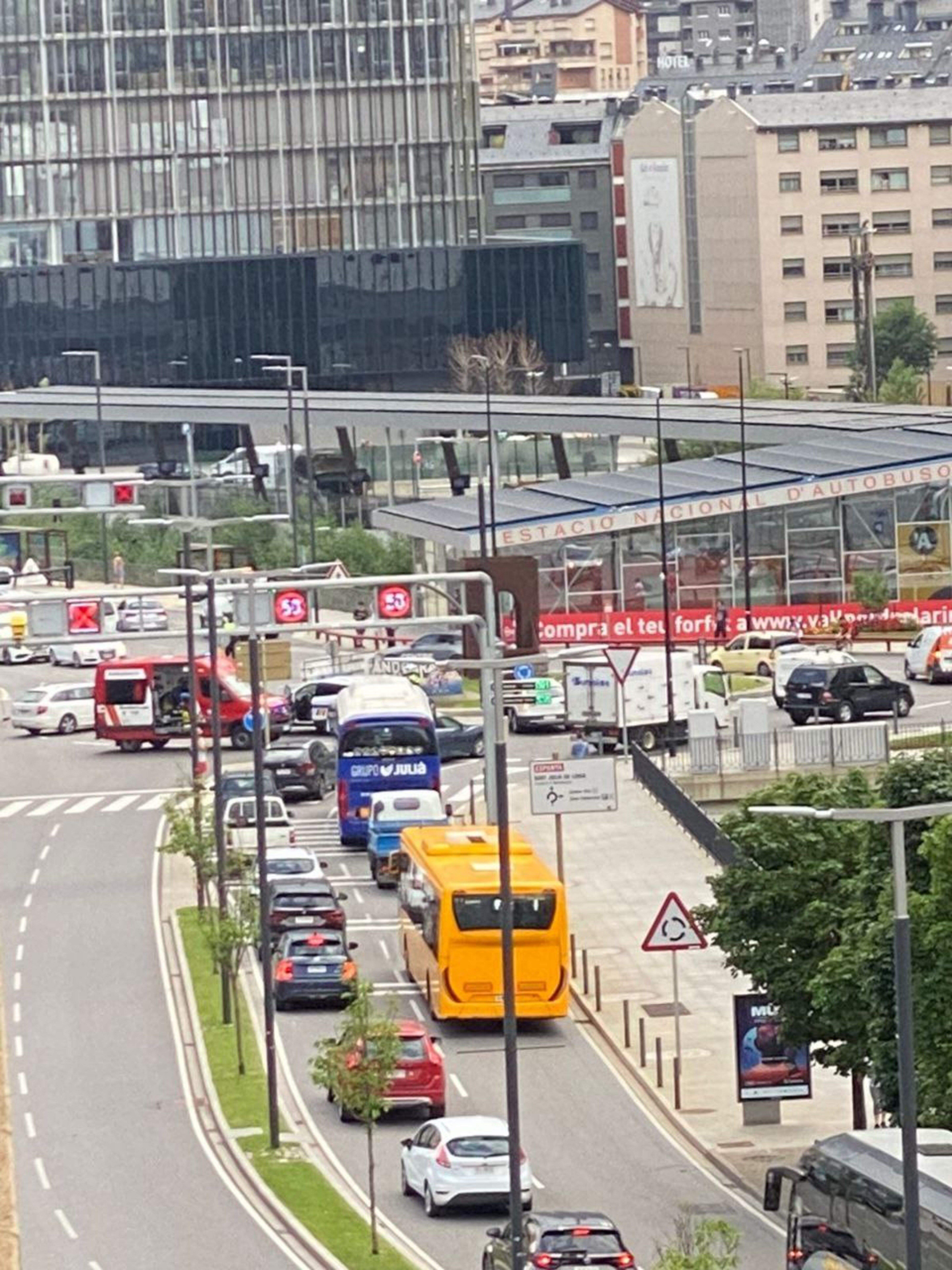 L'embolic circulatori arran de l'accident a la rotonda de Prada Casadet.