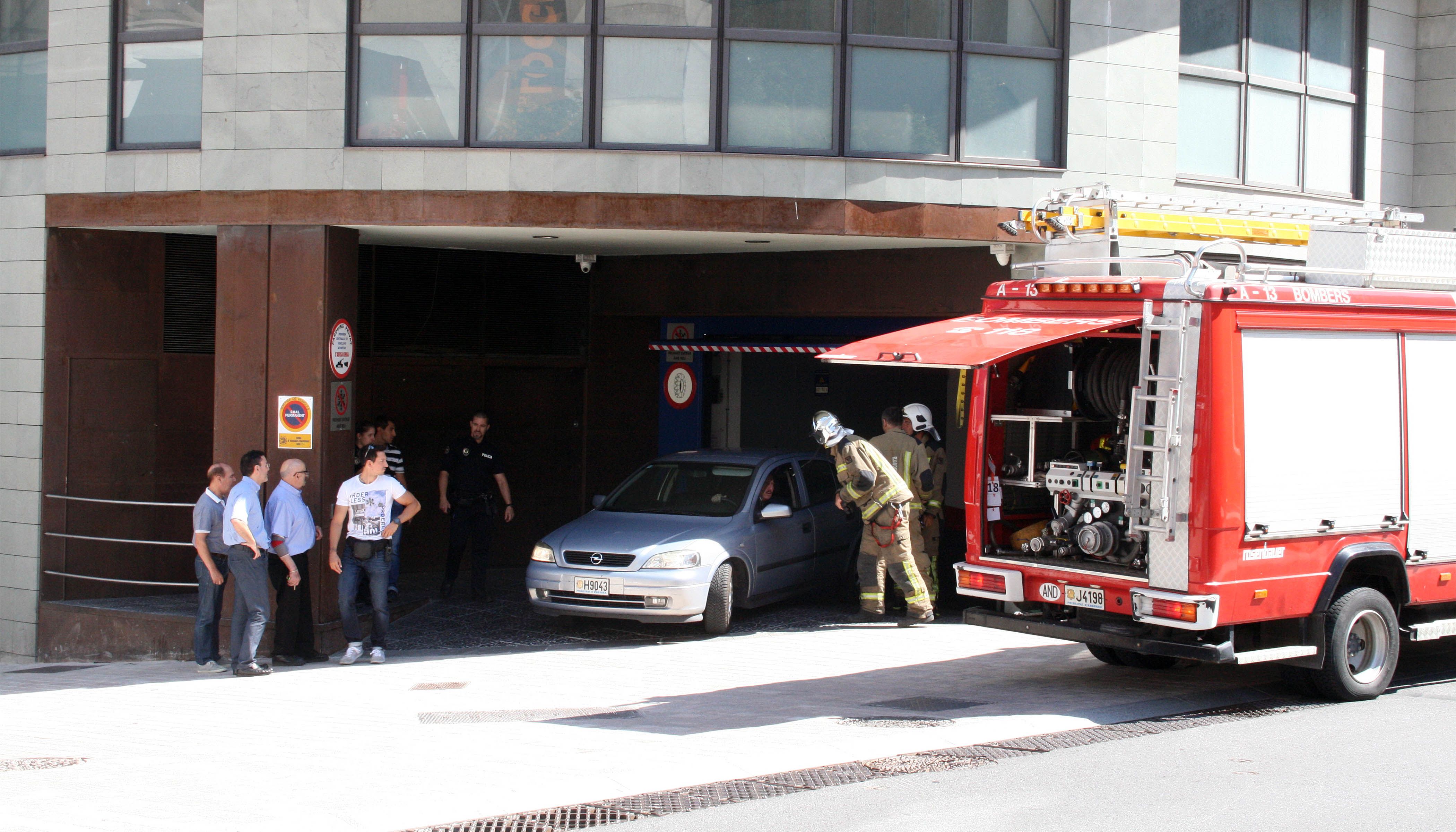 Una dotació dels bombers i agents del cos i de la policia a l'edifici on han hagut d'intervenir aquest migdia.