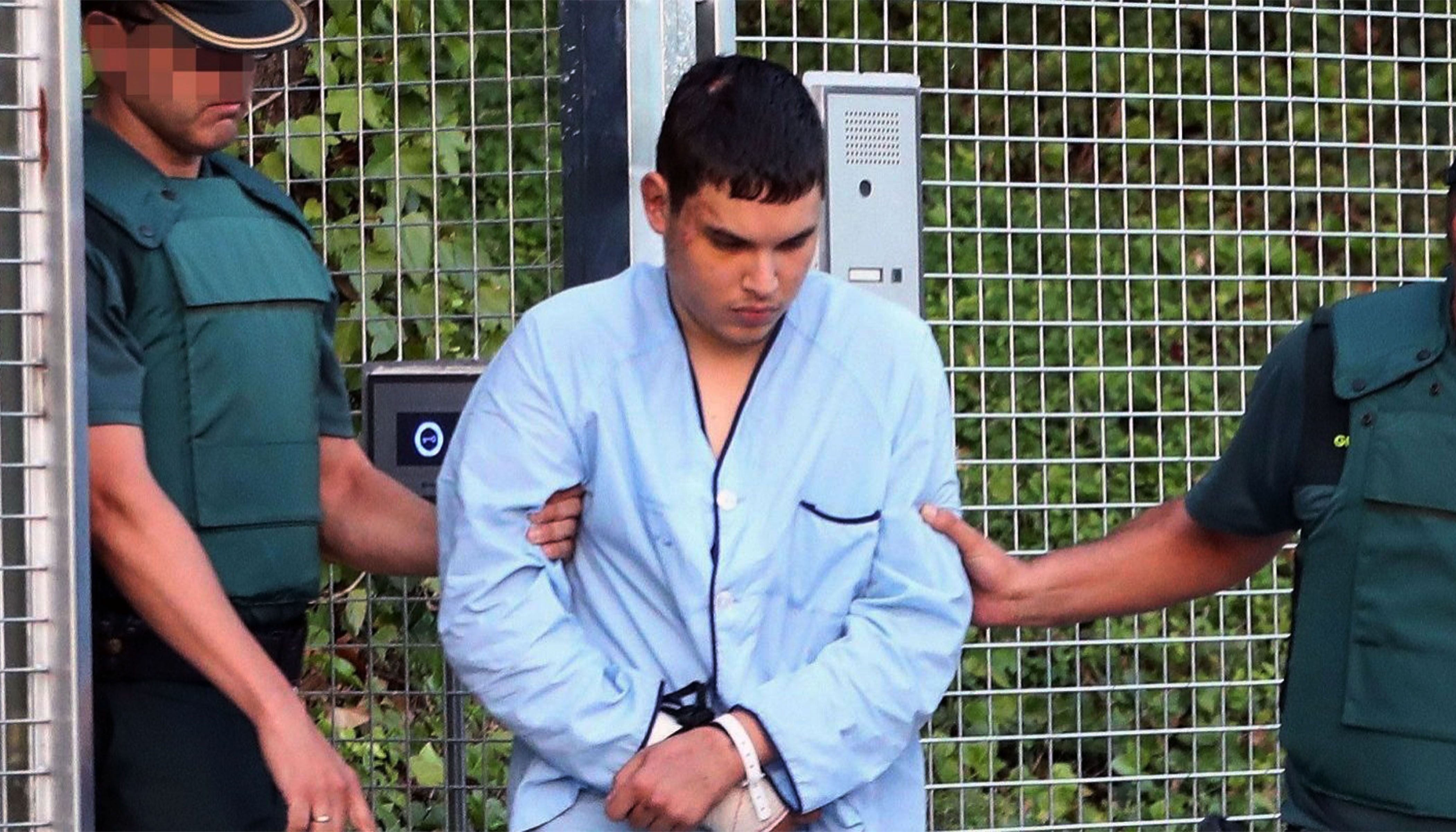 Mohamed Houli entre dos guàrdies civils en el trasllat cap a l'Audiència nacional espanyola pocs dies després de la seva detenció.