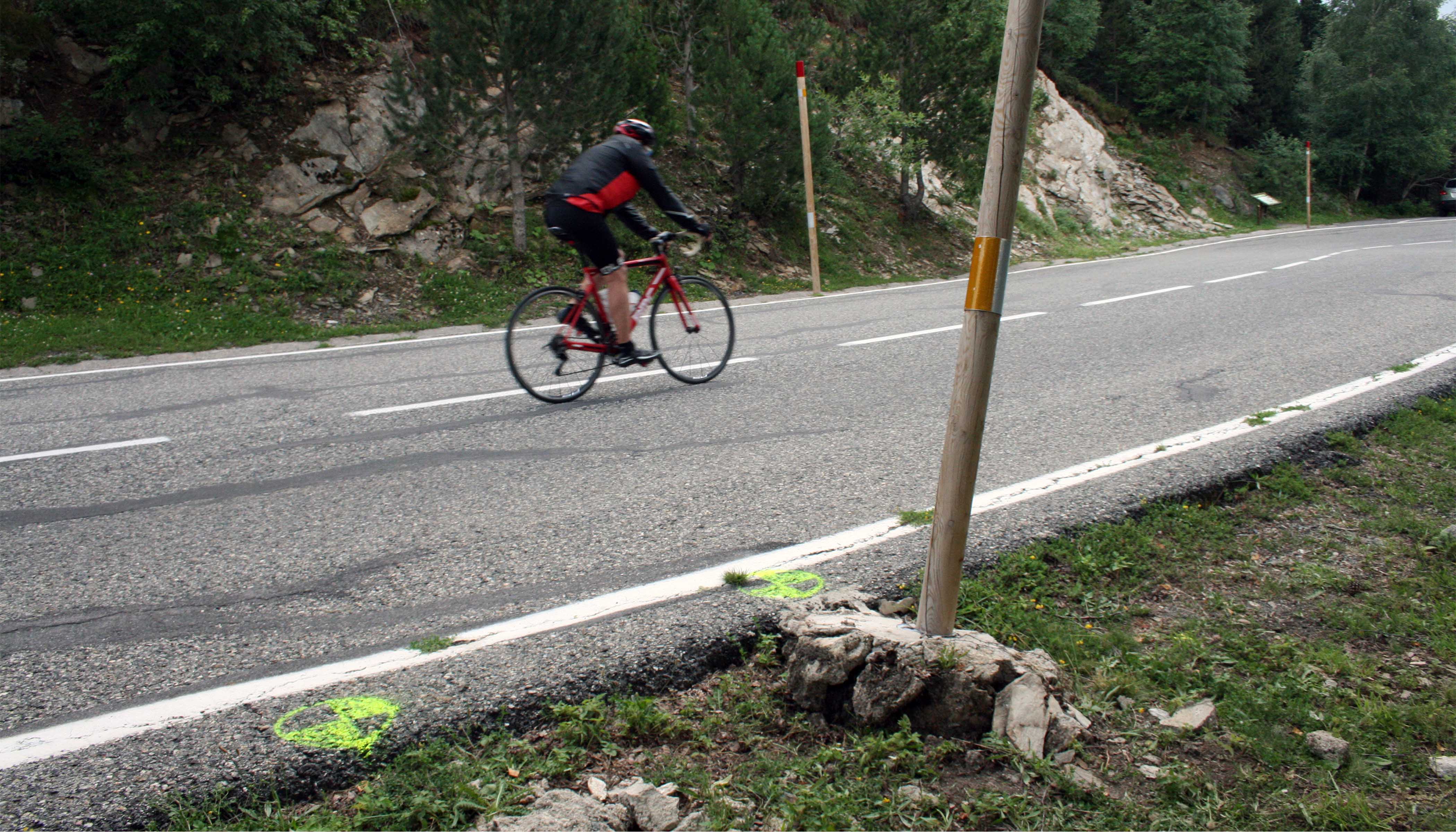 Un ciclista passa just a l'altura del pal contra el qual ha impactat el jove britànic; els agents de la policia hi han fet unes senyalitzacions en el marc de l'atestat. Un ciclista passa just a l'altura del pal contra el qual ha impactat el jove britànic; els agents de la policia hi han fet unes senyalitzacions en el marc de l'atestat.
