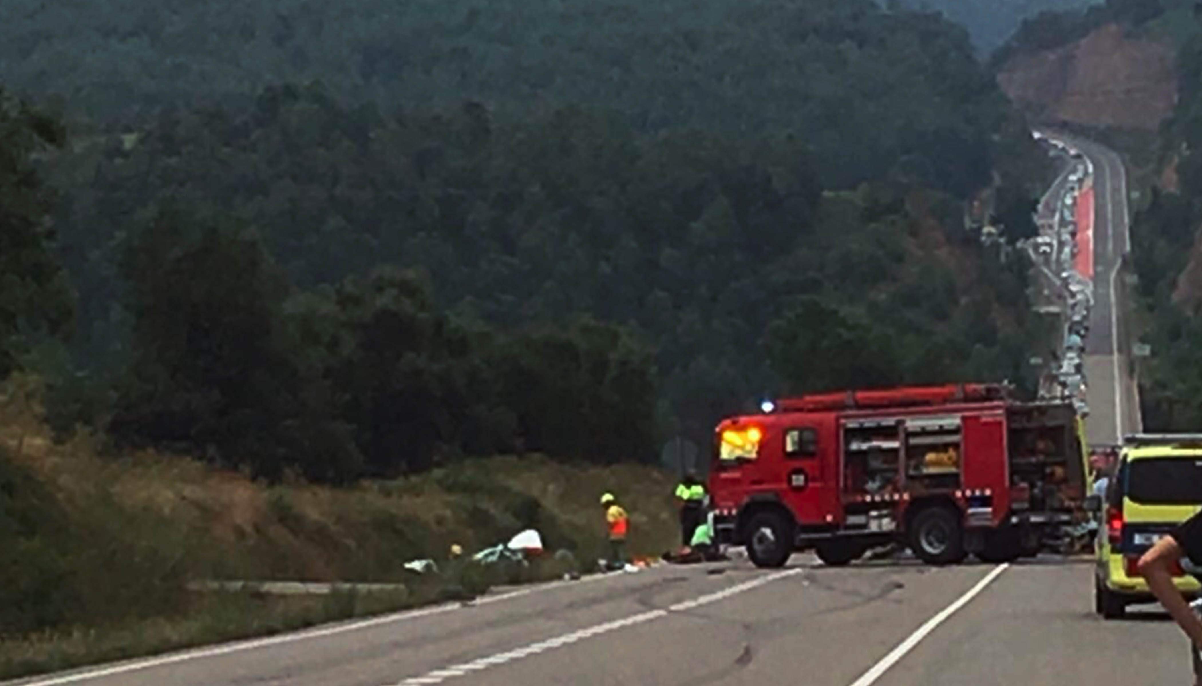 Mossos d'esquadra i equips sanitaris intervenint en l'accident, aquesta tarda.