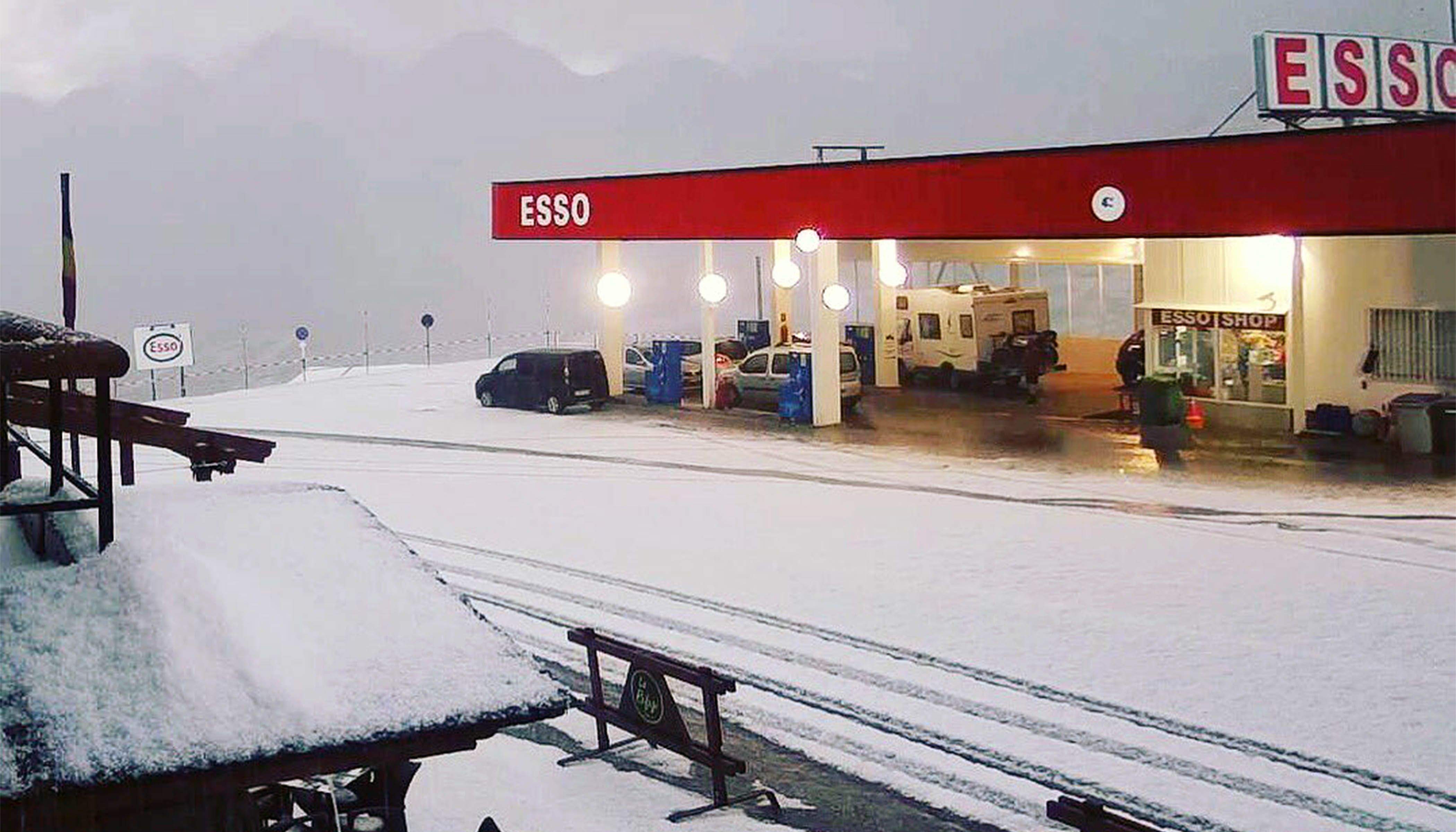 El cap del port talment com si hi hagués nevat.