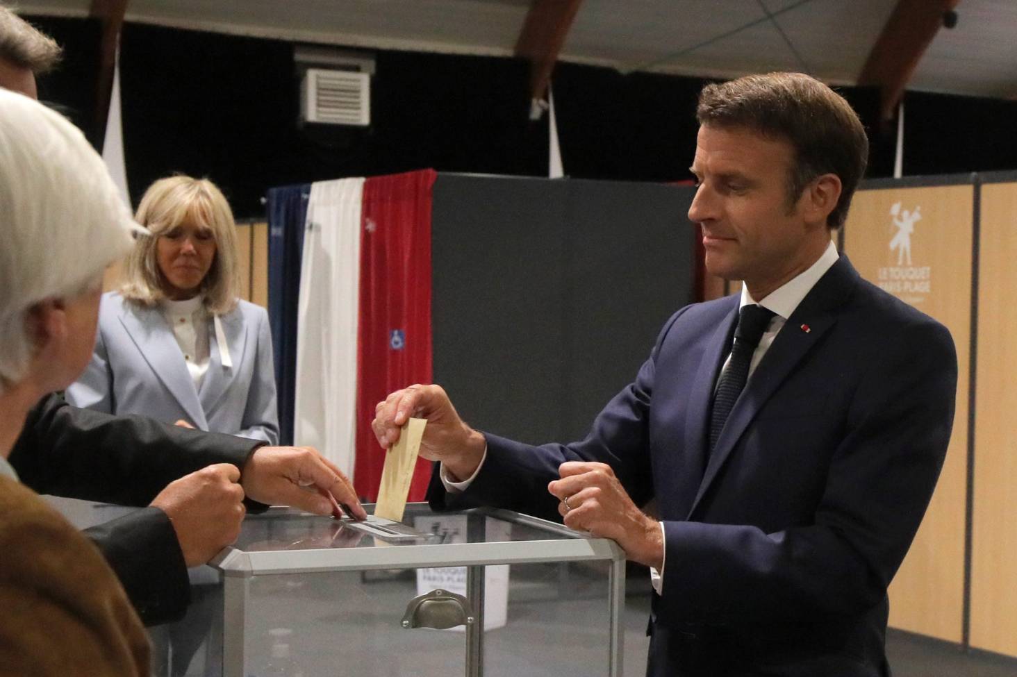 Macron, en el moment de votar.