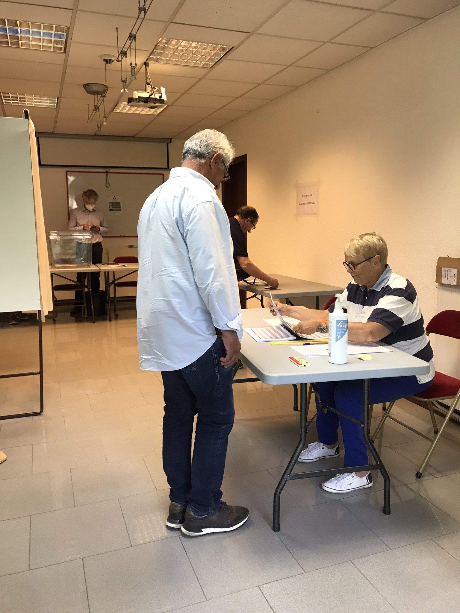 Un elector aquest diumenge a la seu de l'ambaixada.