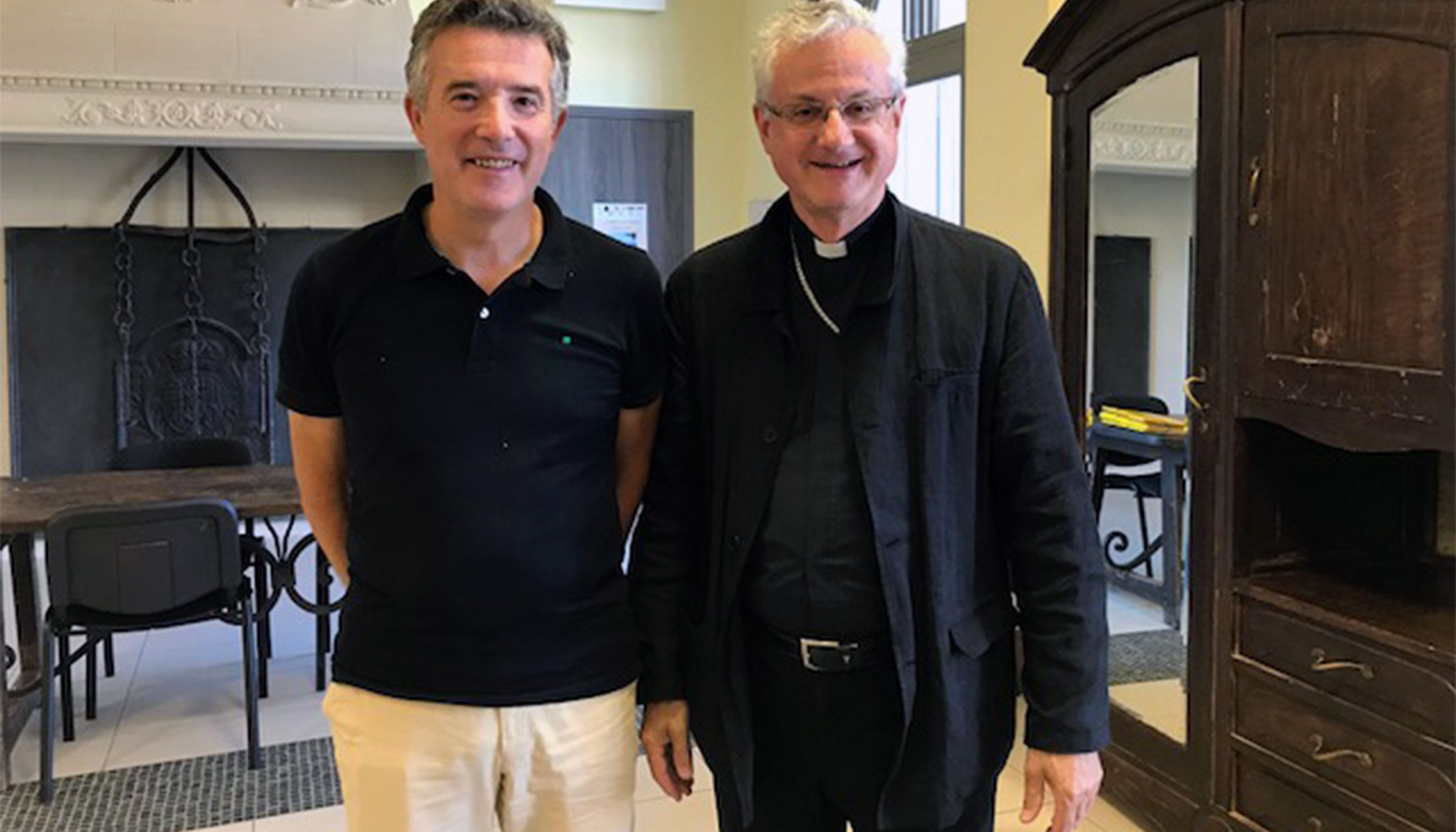 El síndic general, Vicenç Mateu, i l'arquebisbe i Copríncep, Joan-Enric Vives, en un posat informat a Prada de Conflent, on van coincidir dissabte en el marc de la Diada andorrana a la Universitat Catalana d'Estiu.