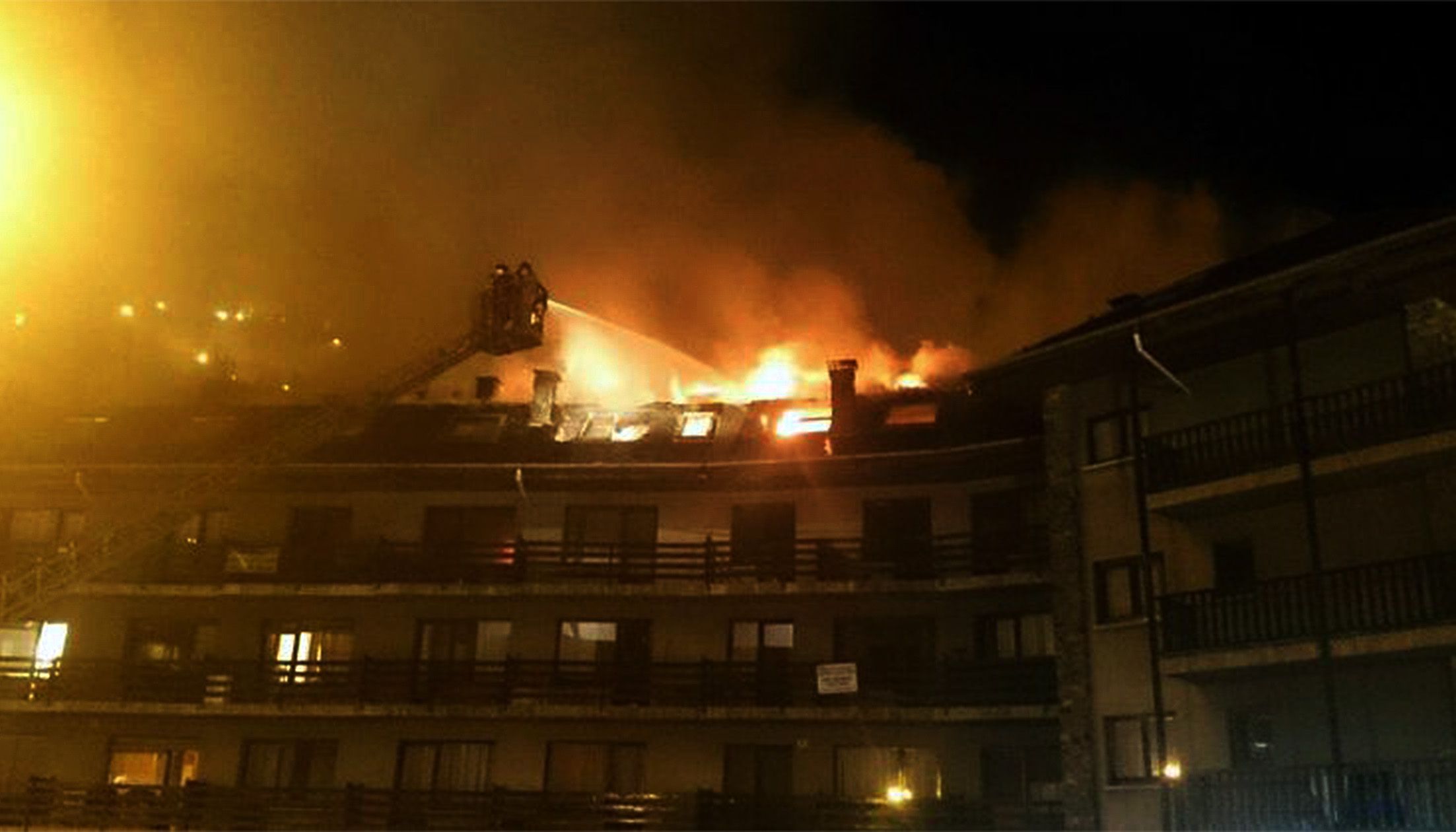 Bombers atacant les flames en els primers compassos de la intervenció al Tiffany's de la Massana.