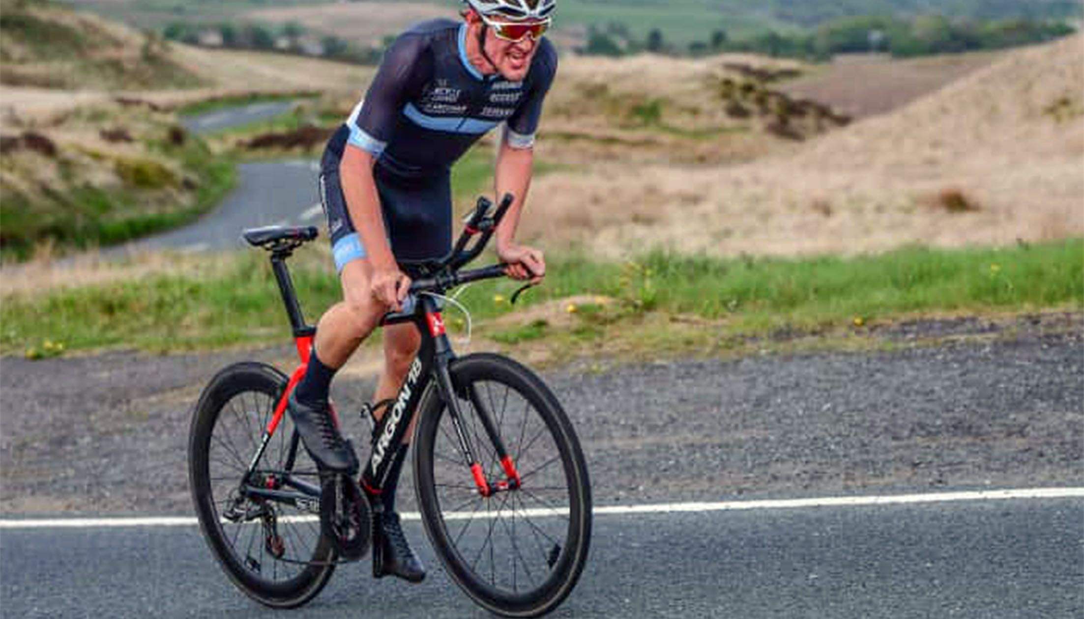 Imatge d'una ascensió de Richard Taylor amb la que es recordava el malaurat ciclista a Wigan.