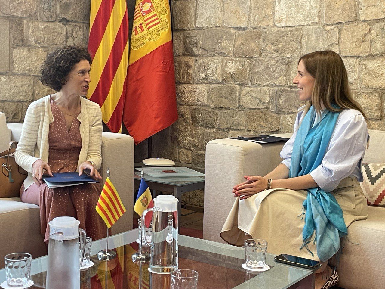 Un moment de la trobada entre Maria Ubach i Victòria Alsina.