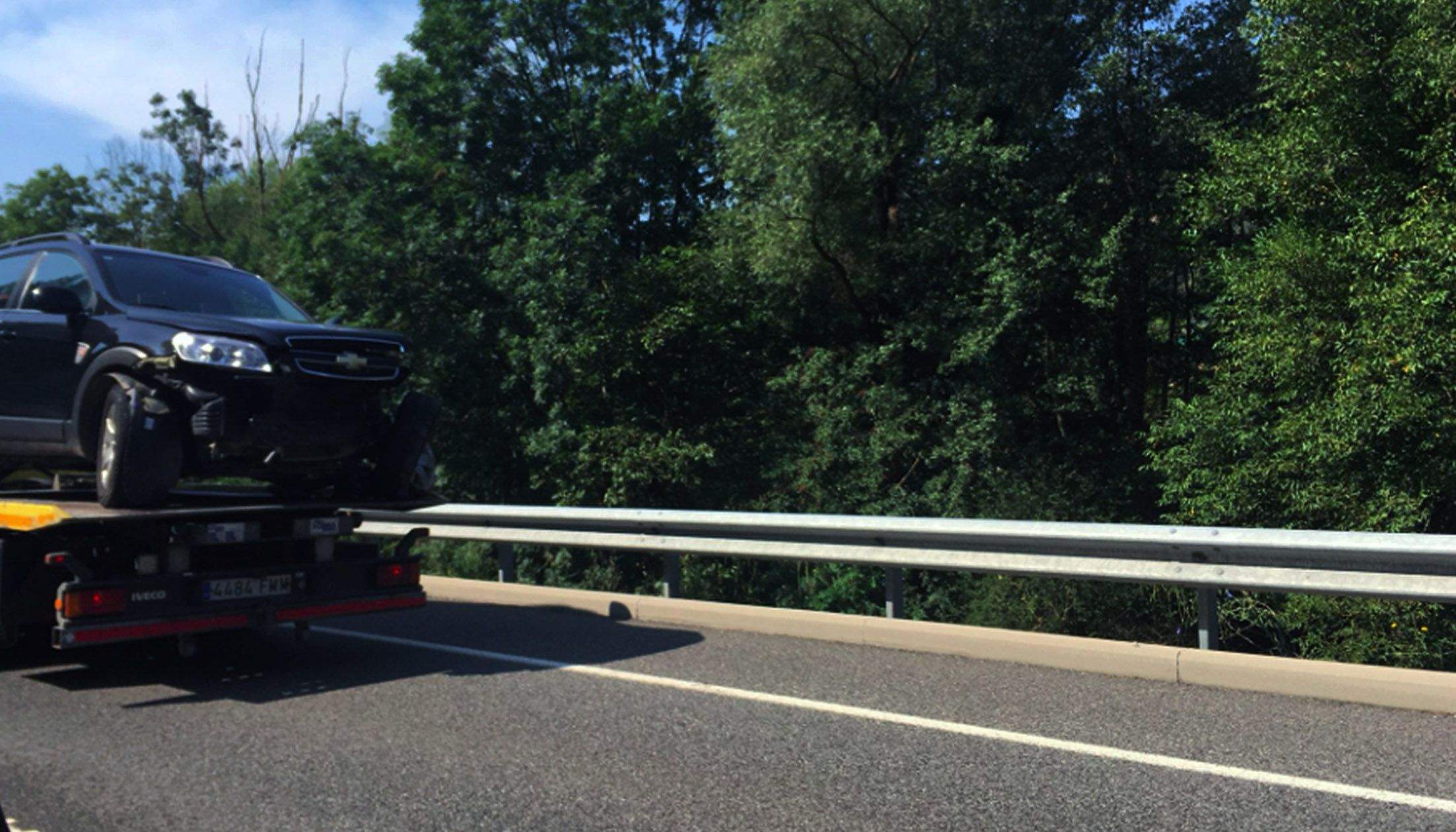 Retirada d'un dels vehicles implicats en el xoc múltiple a la N-145.