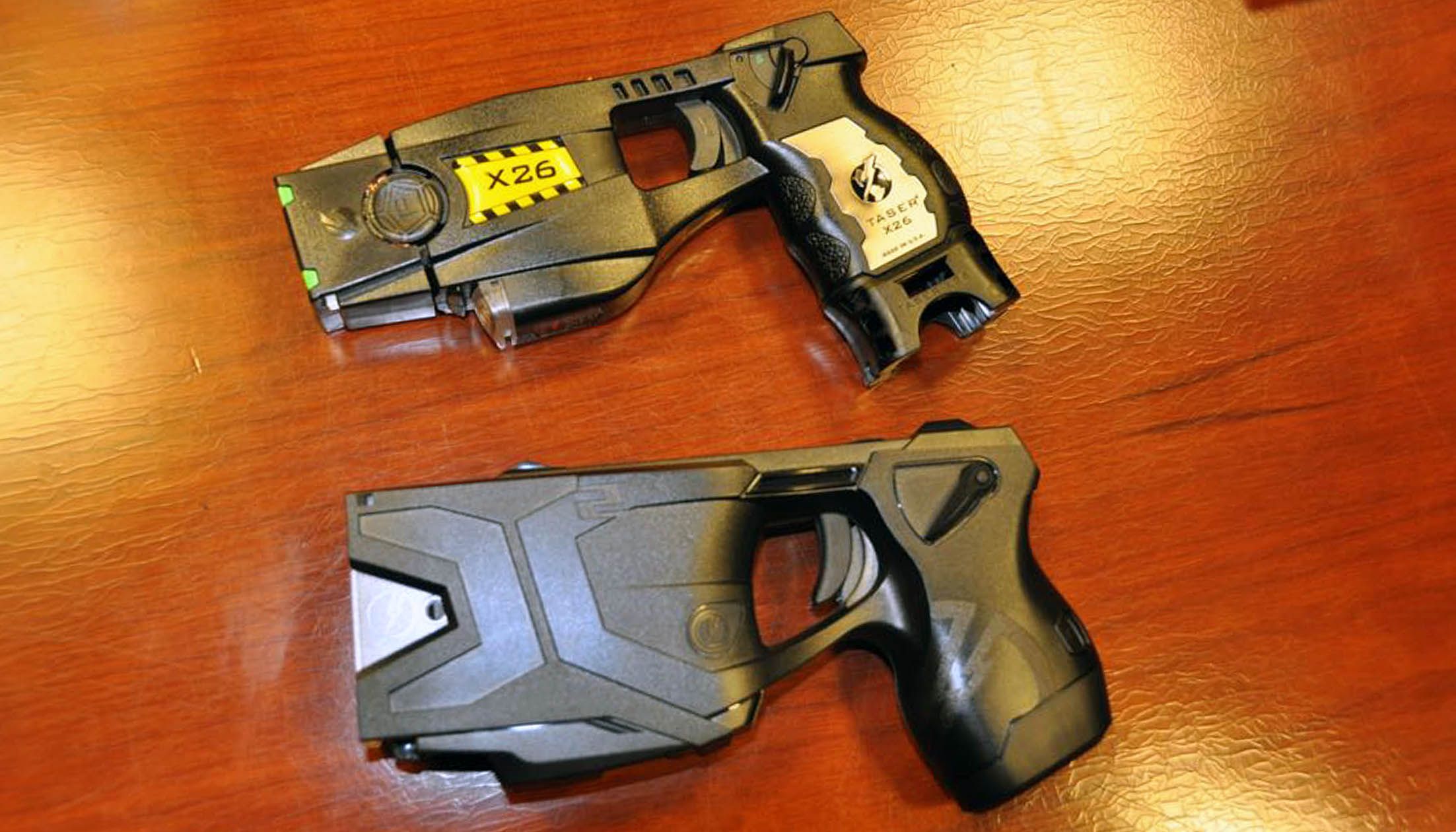 La Taser de què disposa el grup d'intervenció de la policia andorrana (a dalt); i a sota, el darrer model de la casa: l'X2.