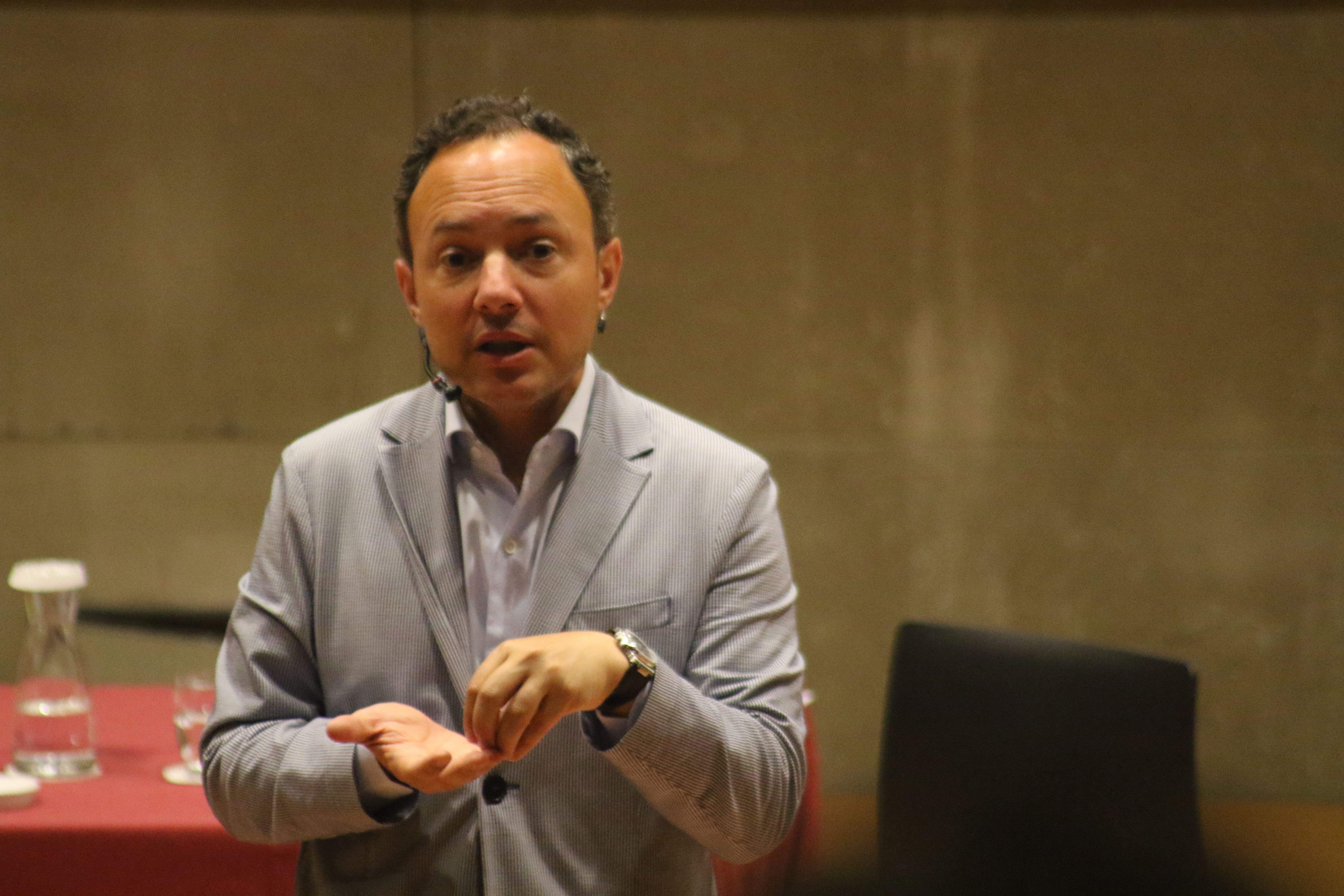 Xavier Espot a l'inici de la xerrada amb els joves.