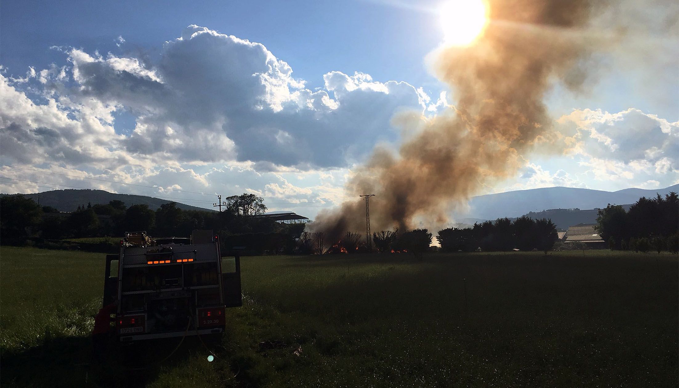 Un dels camions que participa en les tasques d'extinció.