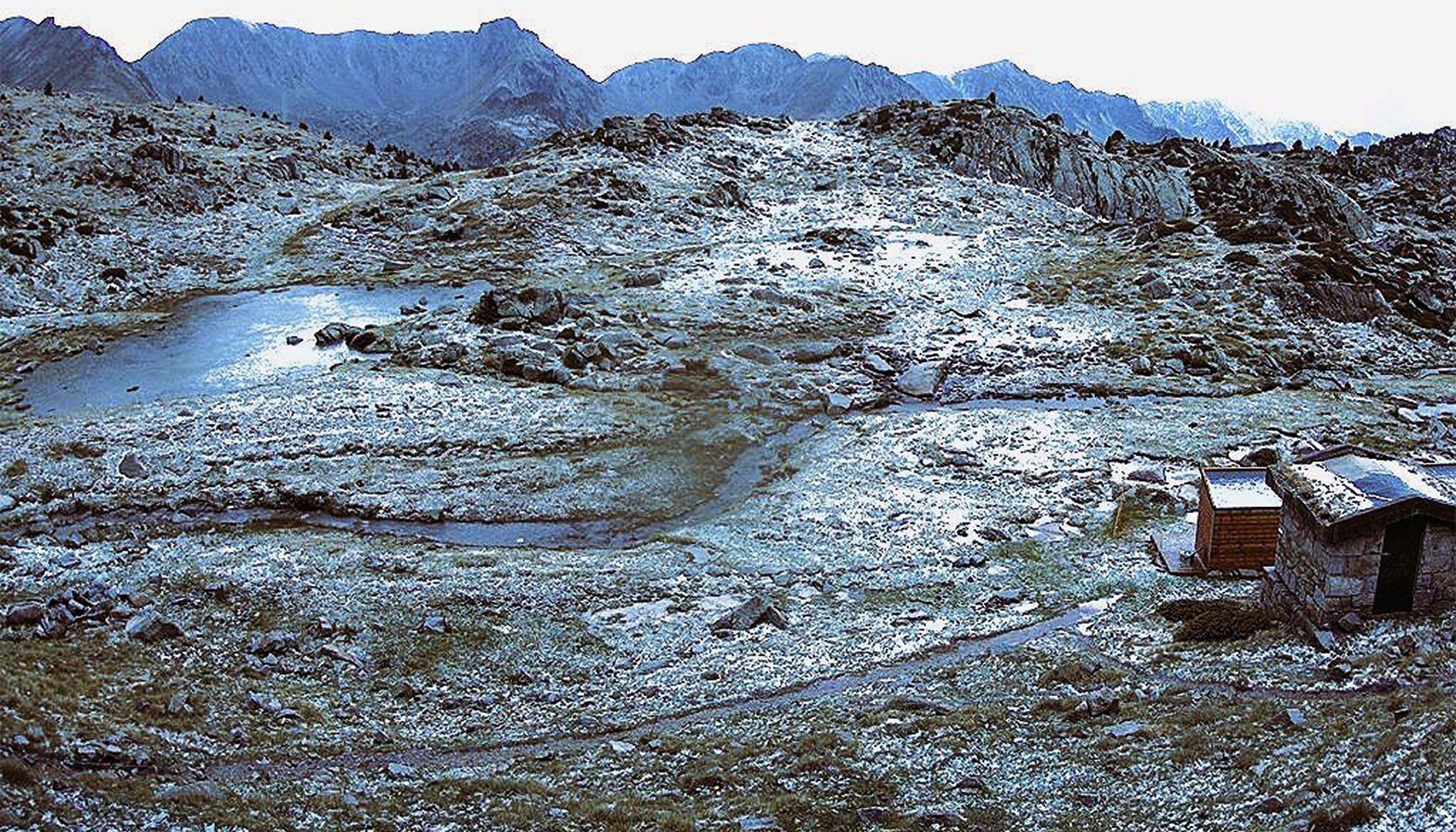 Imatge de l'estat que presentava aquesta tarda la zona del refugi de l'Illa després de la calamarsada.