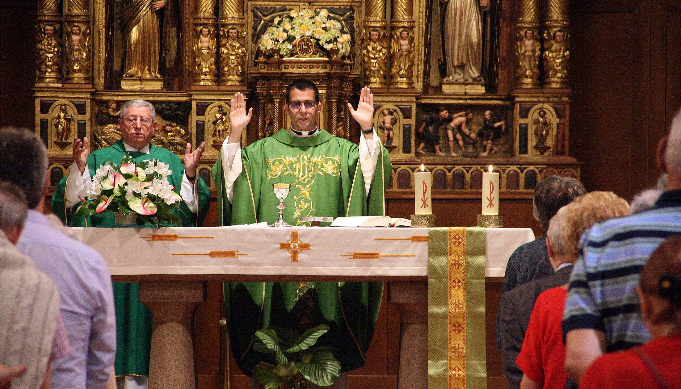 El nou vicari d'Escaldes (i d'Encamp), Emili Villegas (al centre), durant la missa dominical a Sant Pere Màrtir.