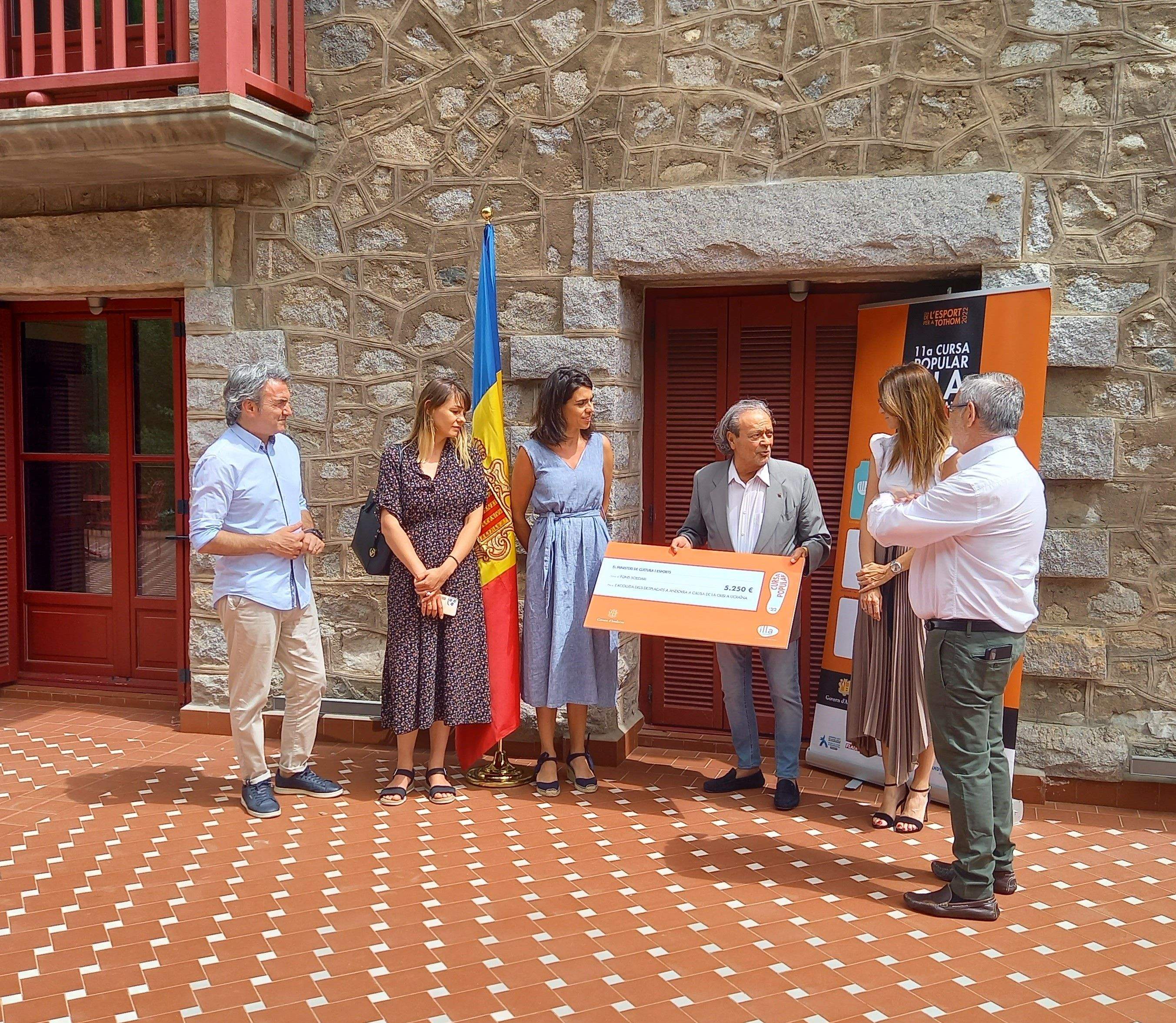 El cònsol Zorzano i representants de l'associació d'ucraïnesos reben el xec del Govern amb diners recaptats en la cursa de l'Esport.