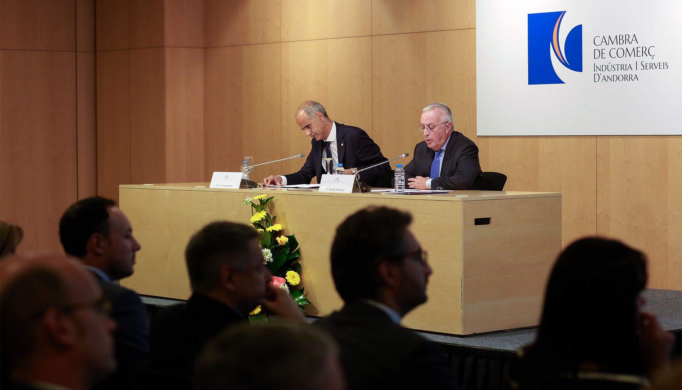 El president de la Cambra, Miquel Armengol, presenta l'informe econòmic del 2017 al costat del cap de Govern, Toni Martí.