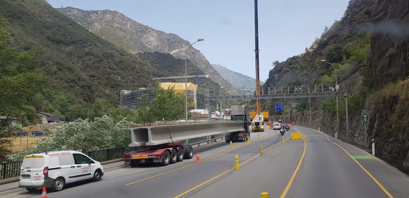 Bigues que s'estan emprant per a la construcció de la rotonda a la borda Sabaté.