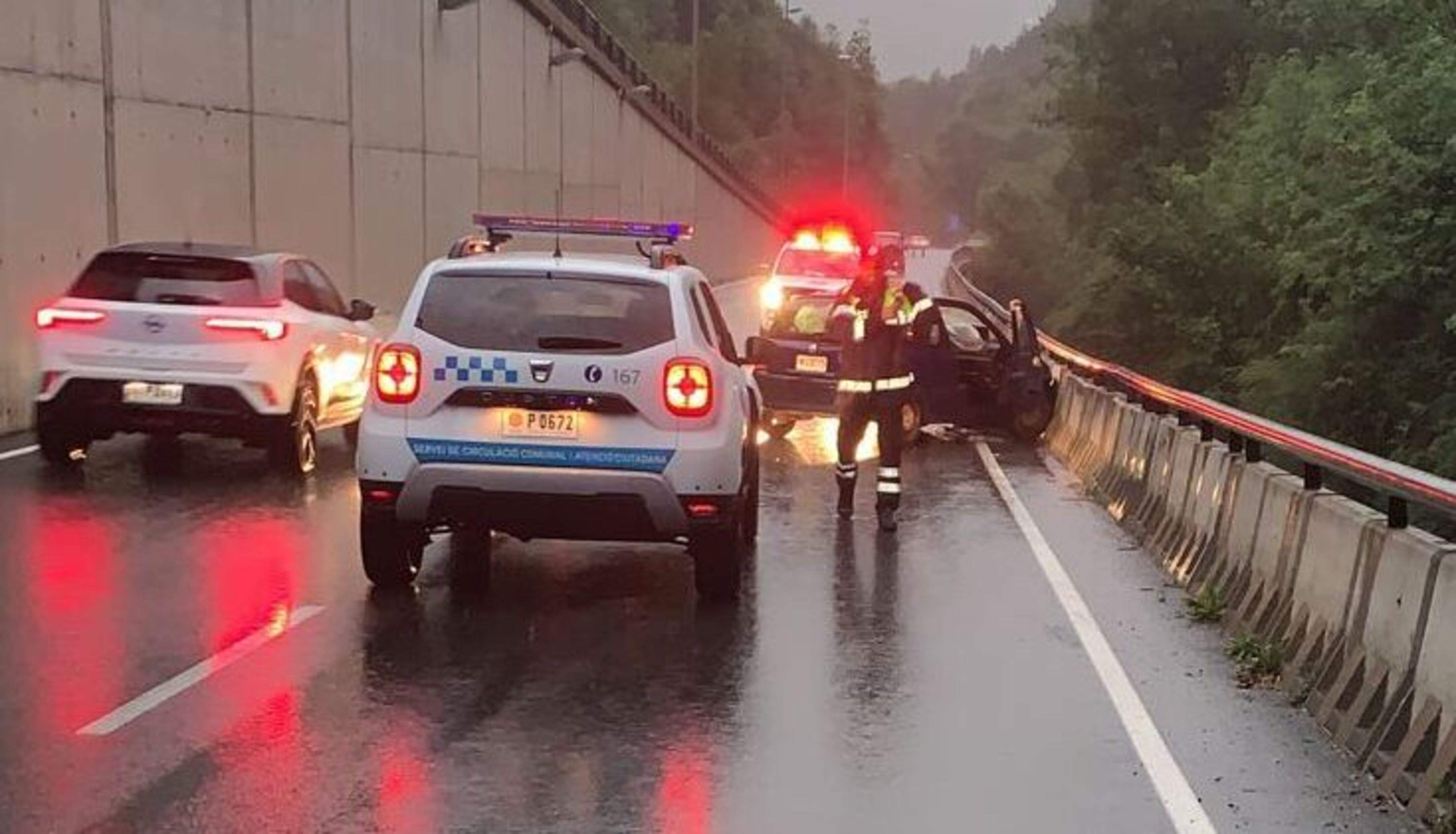 Agents de circulació d'Escaldes intervenint en la col·lisió d'un Renault contra el mur de protecció.