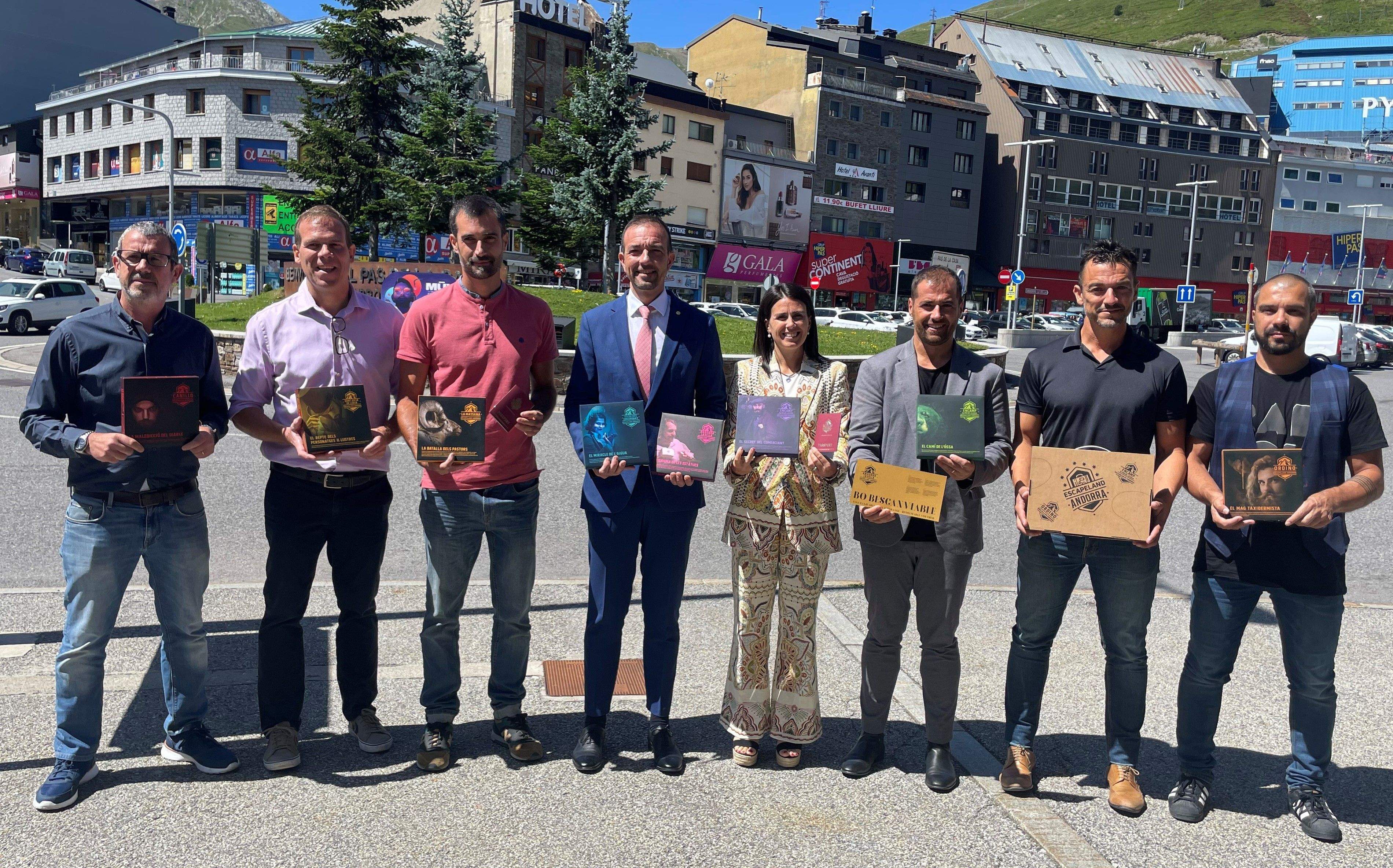 Torres amb els consellers de turisme de cada parròquia en la presentació de la iniciativa.
