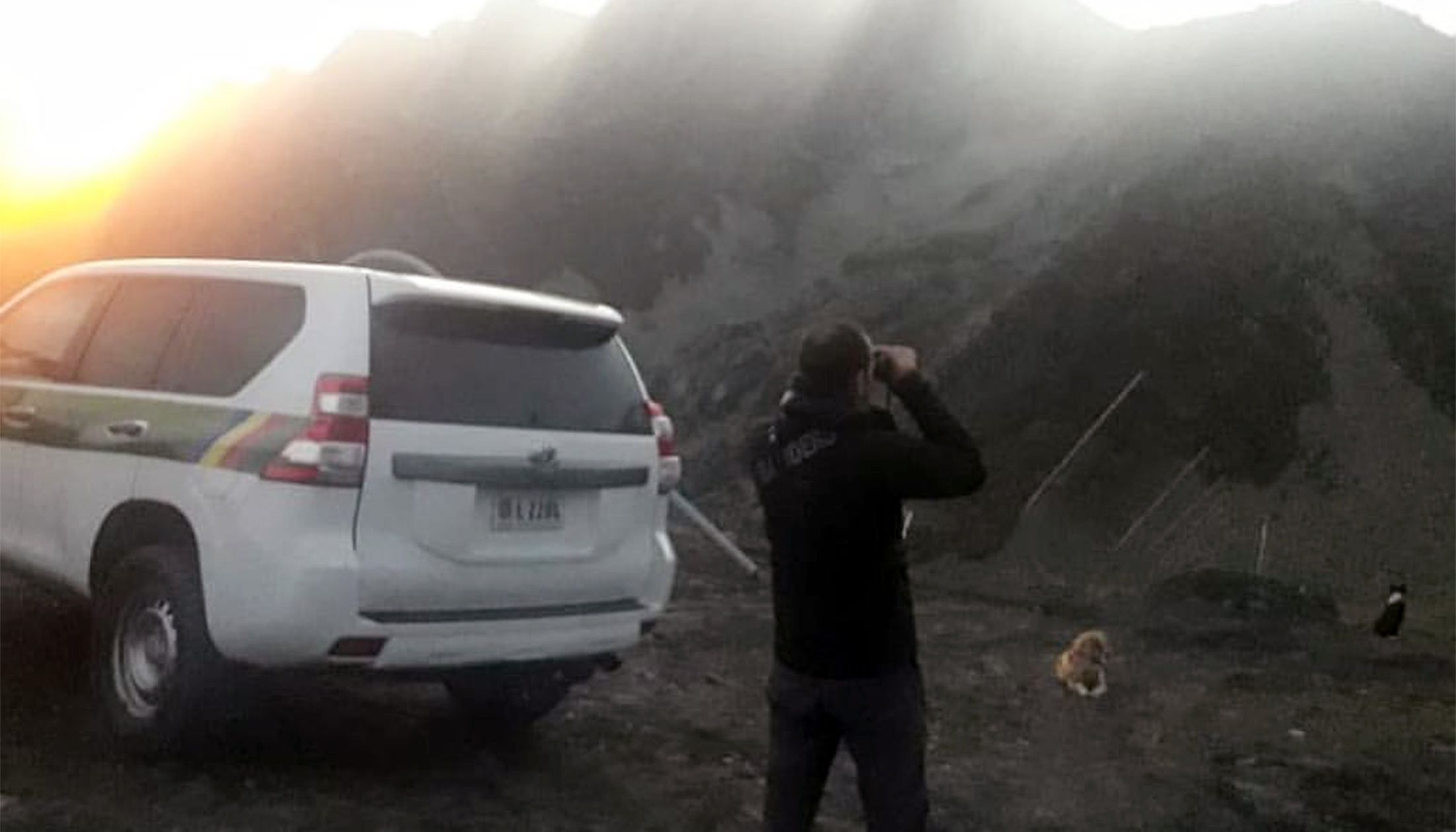 Un agent del cos de banders controlant.