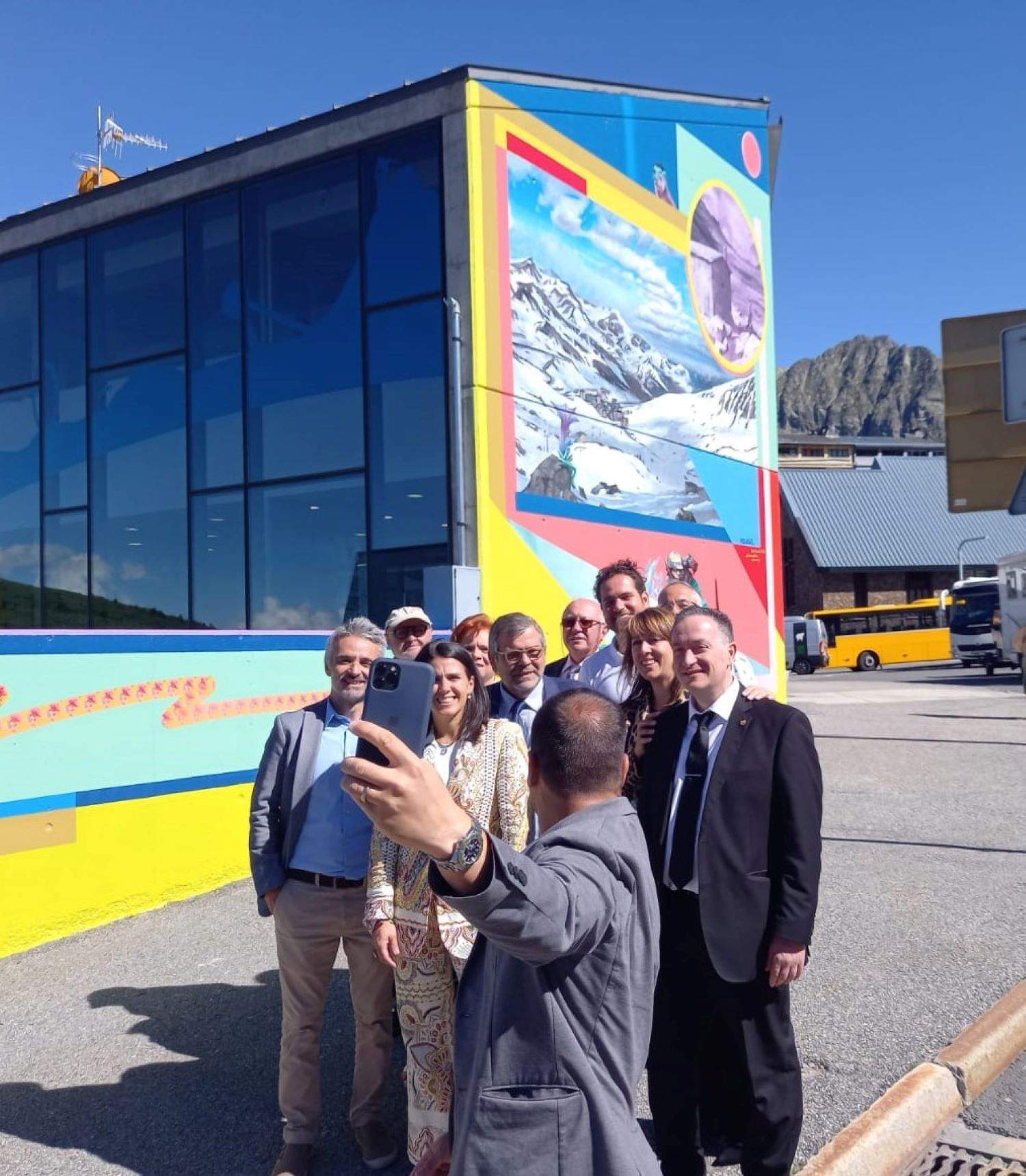 Els consellers comunals fent-se una 'selfie' al costat del mural 'Arrels'.