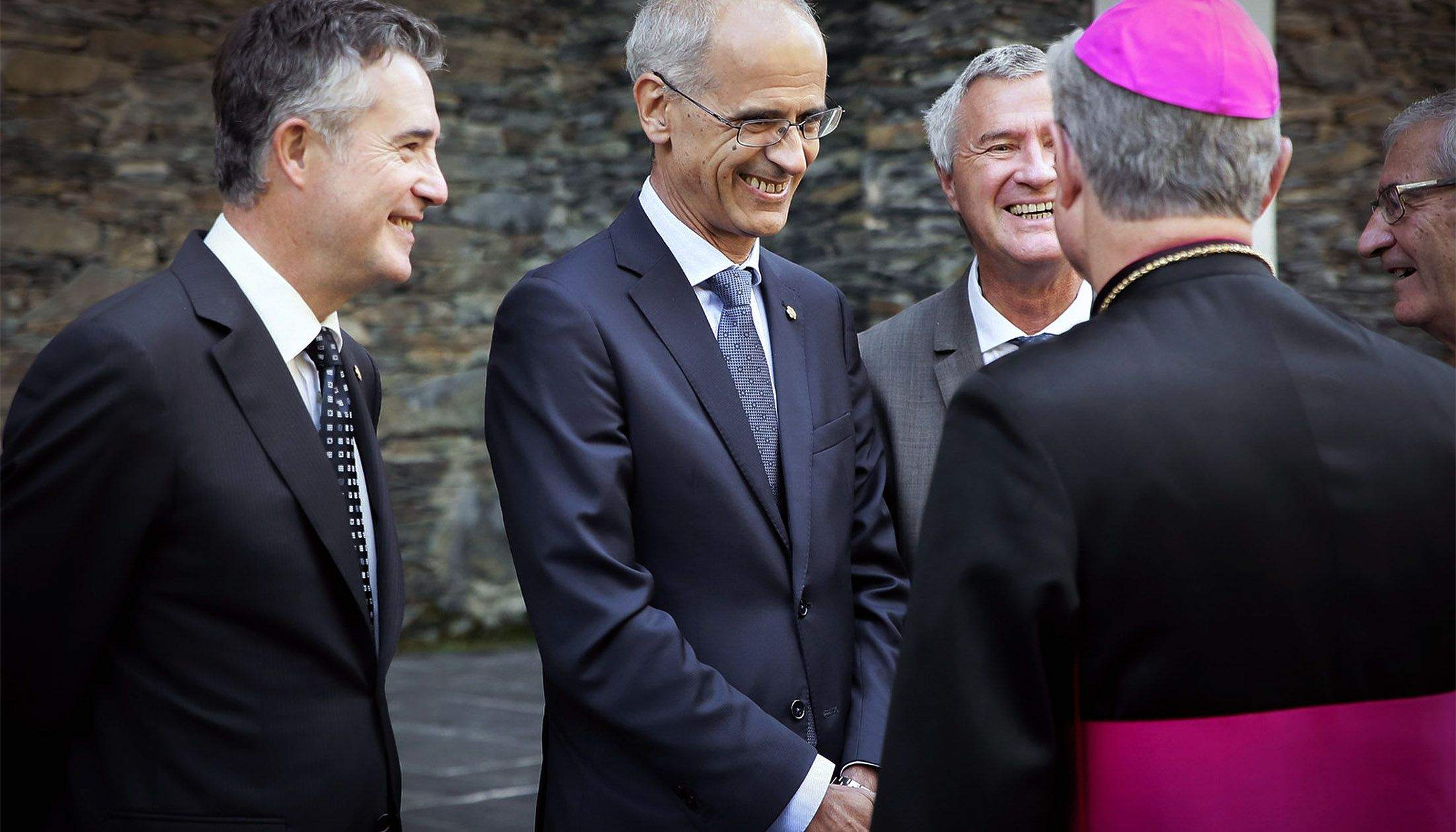 El síndic, Vicenç Mateu, i el cap de Govern, Toni Martí, comenten la jugada amb, entre altres, el Copríncep i arquebisbe, Joan-Enric Vives (d'esquena) poc abans de l'inici de l'ofici de Meritxell.