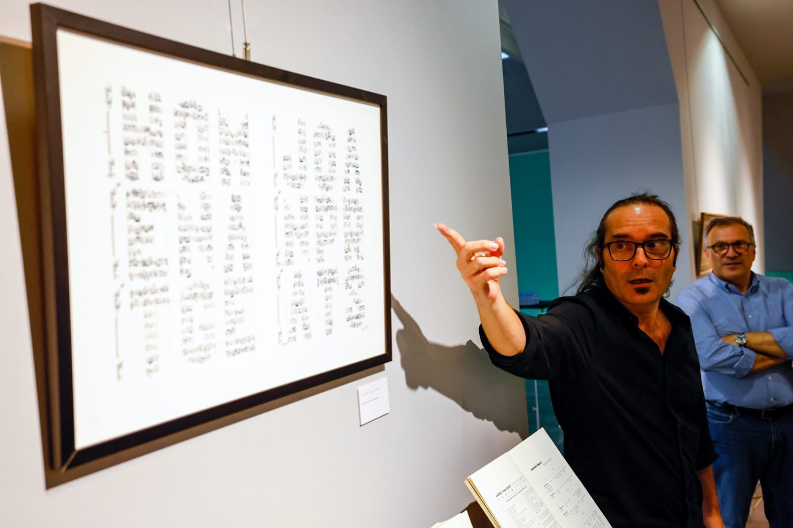 David Sanz explicant una de les imatges de l'exposició.