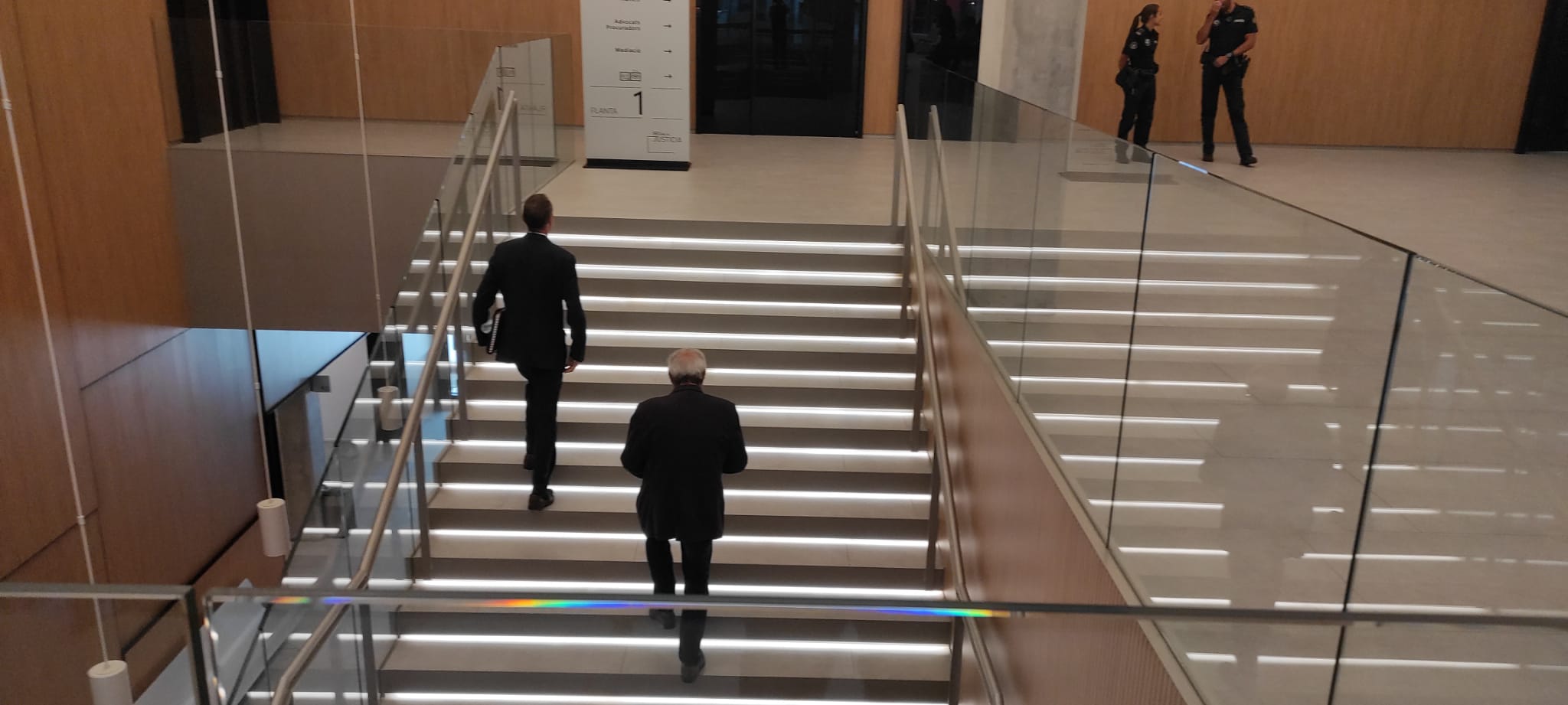 Jordi Alcobé i Ladislau Baró arribant a la Seu de la Justícia per prestar testimoni. Jordi Alcobé i Ladislau Baró arribant a la Seu de la Justícia per prestar testimoni.