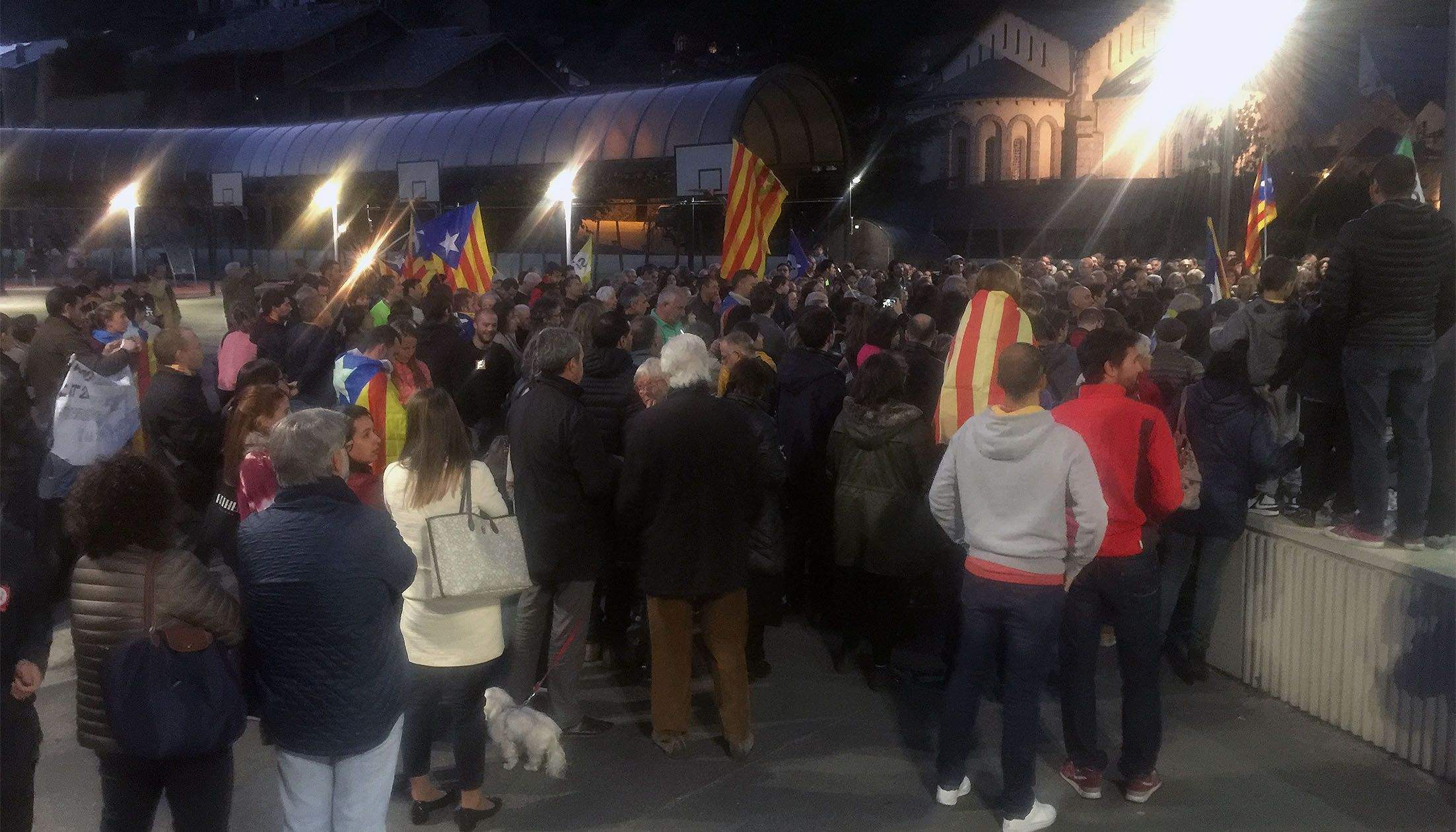 Concentració a la Plaça del Poble davant els fets succeïts a Catalunya l'1 d'octubre de l'any passat.