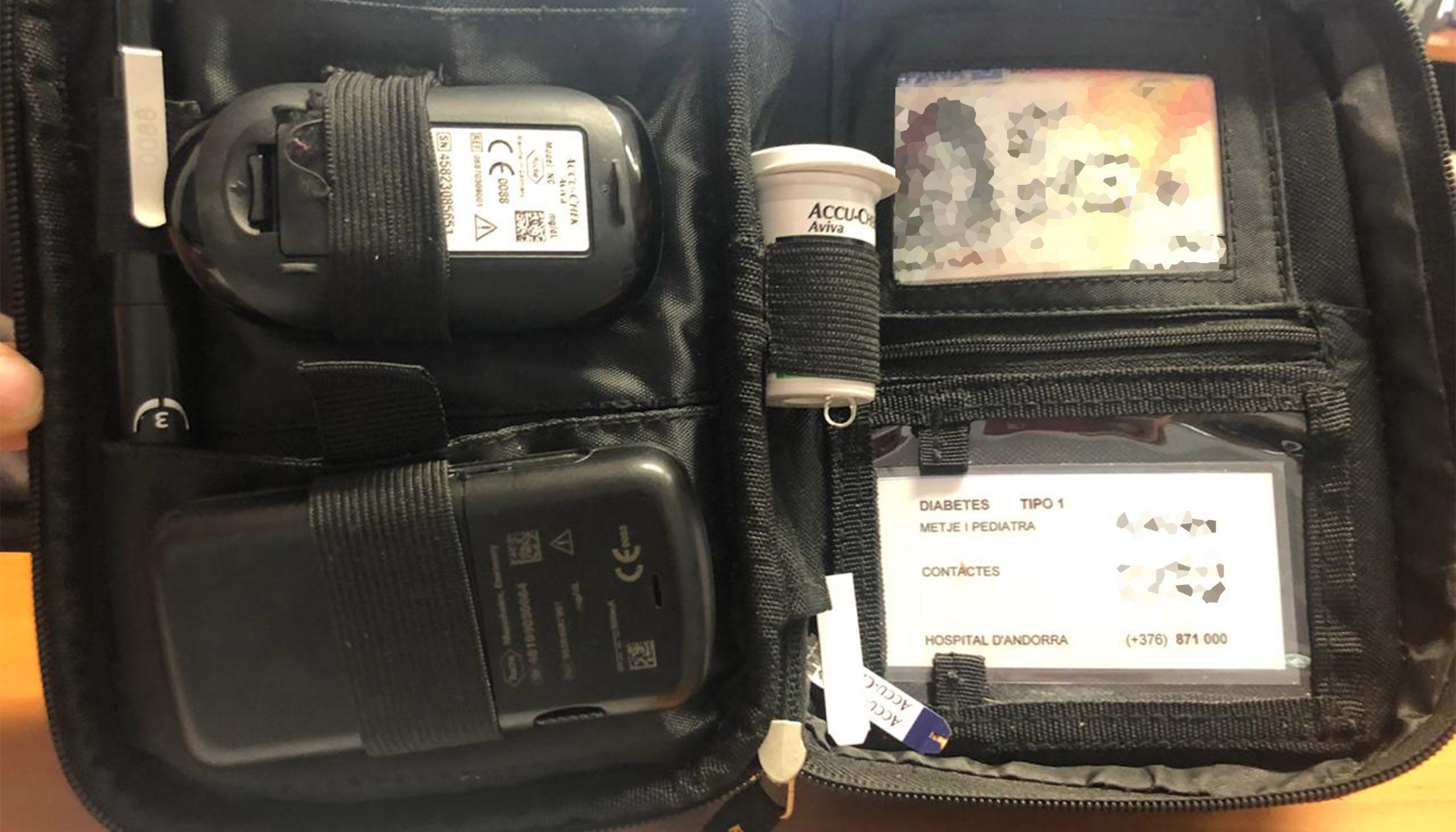 Una part dels dispositius que els pares fan servir per controlar els nivells de glucosa de la seva filla.